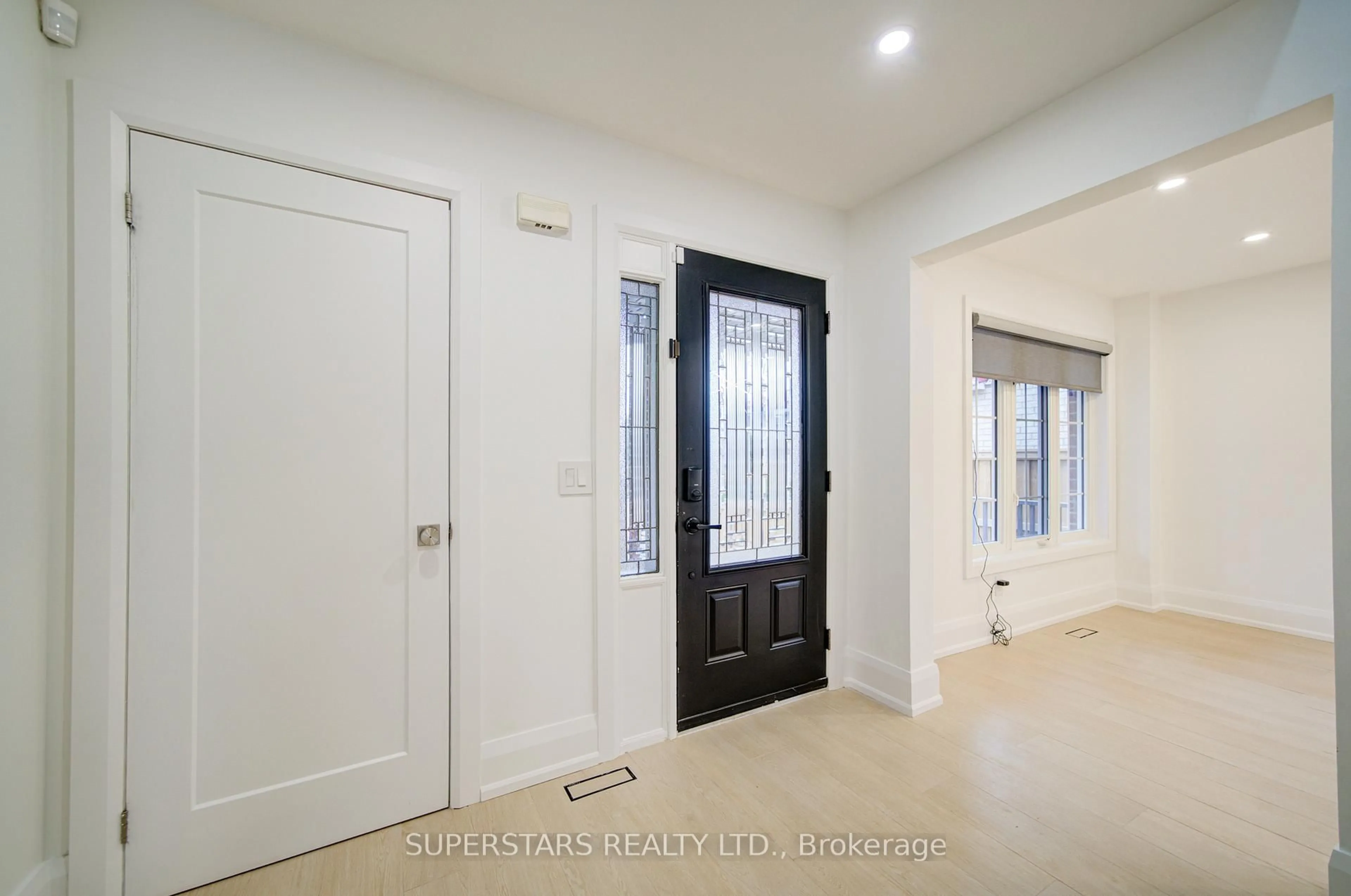 Indoor entryway for 163 Brucker Rd, Barrie Ontario L4N 8R8