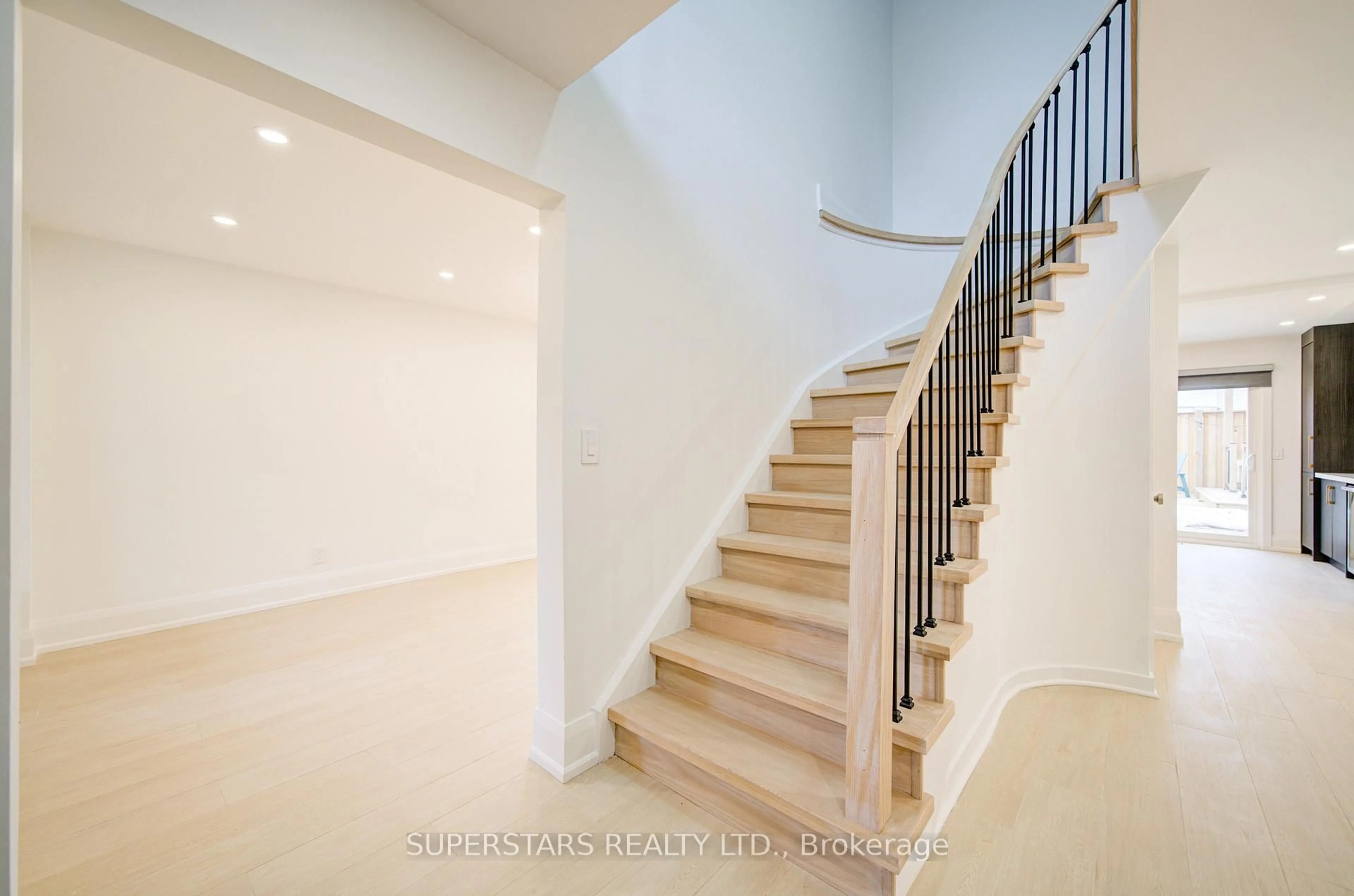 Stairs for 163 Brucker Rd, Barrie Ontario L4N 8R8