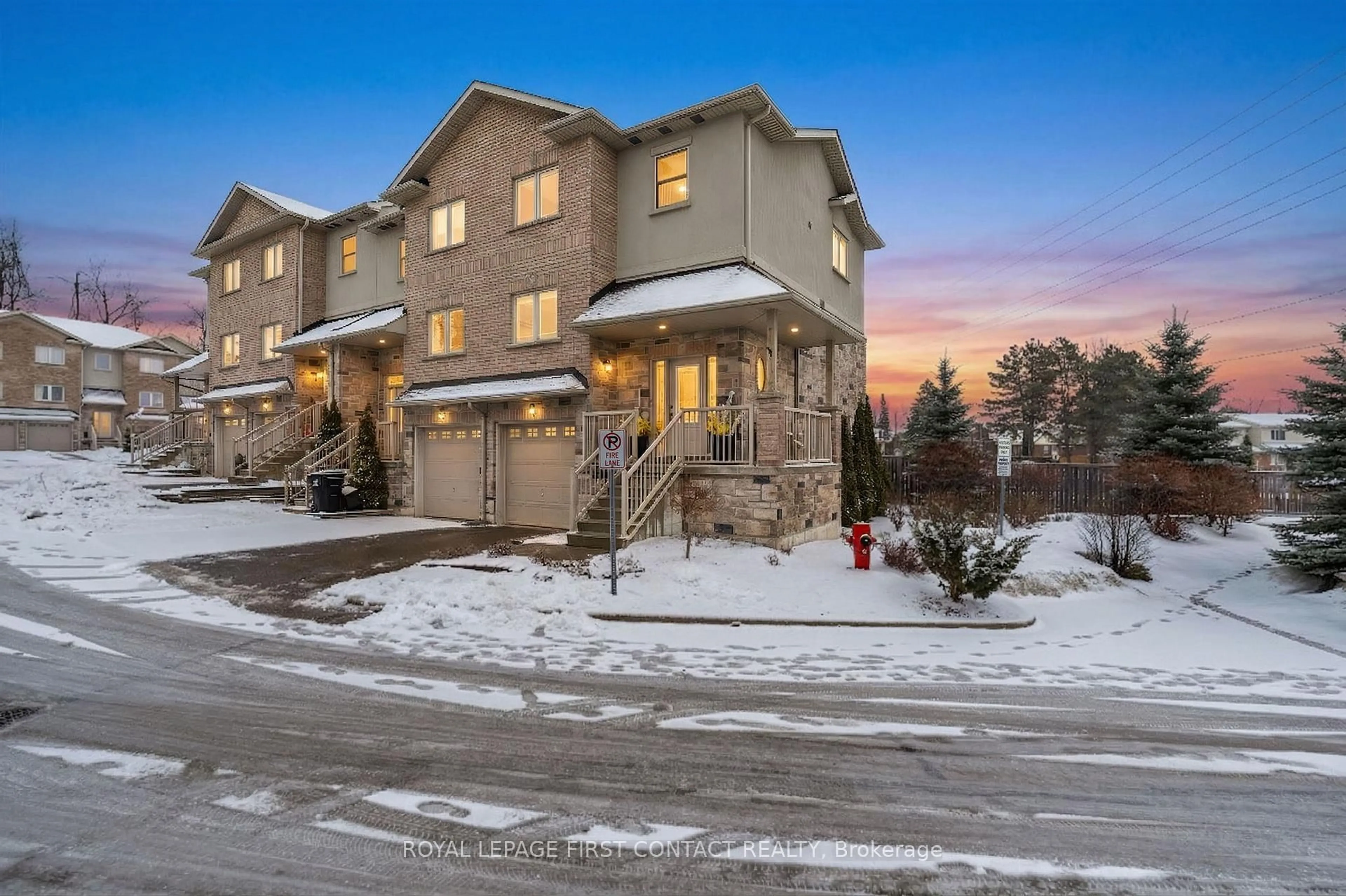 A pic from outside/outdoor area/front of a property/back of a property/a pic from drone, mountain view for 376 Blake St #21, Barrie Ontario L4M 1J6