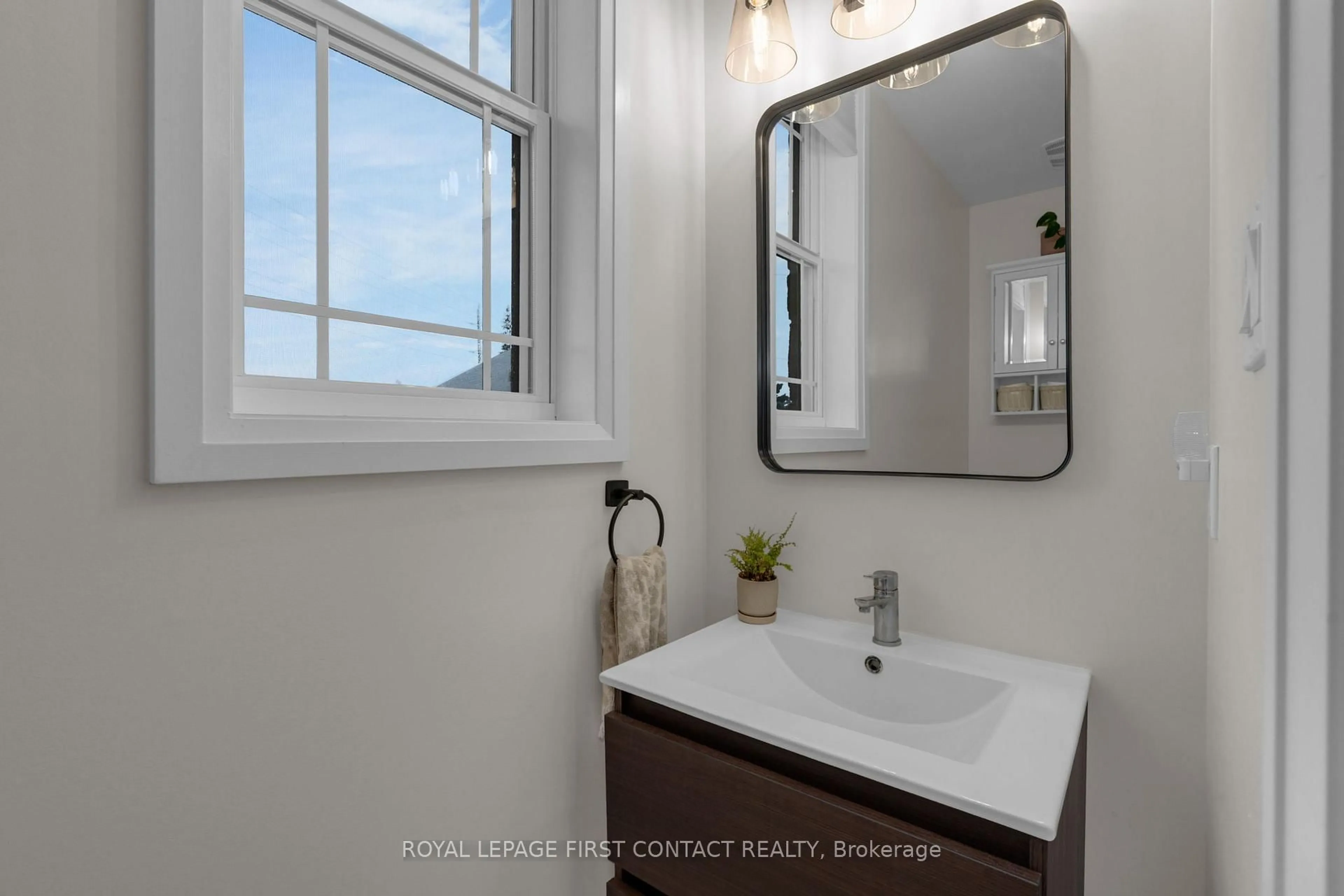 Standard bathroom, ceramic/tile floor for 376 Blake St #21, Barrie Ontario L4M 1J6