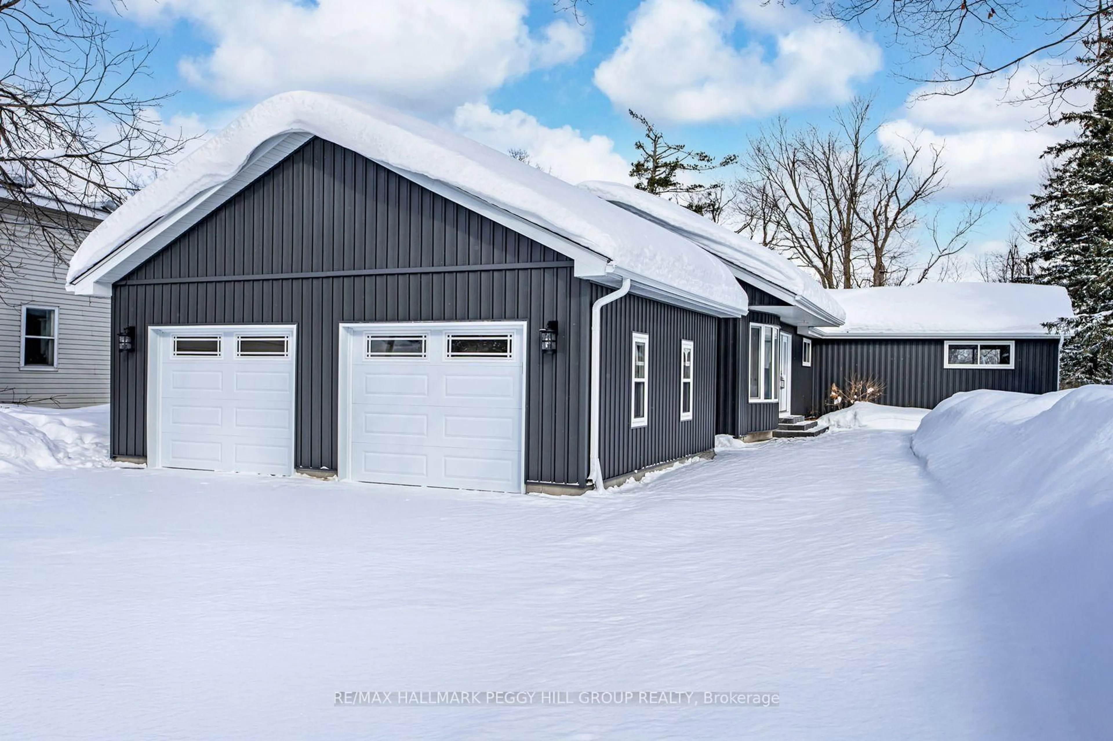 Indoor garage for 386 Peter St, Orillia Ontario L3V 5A7