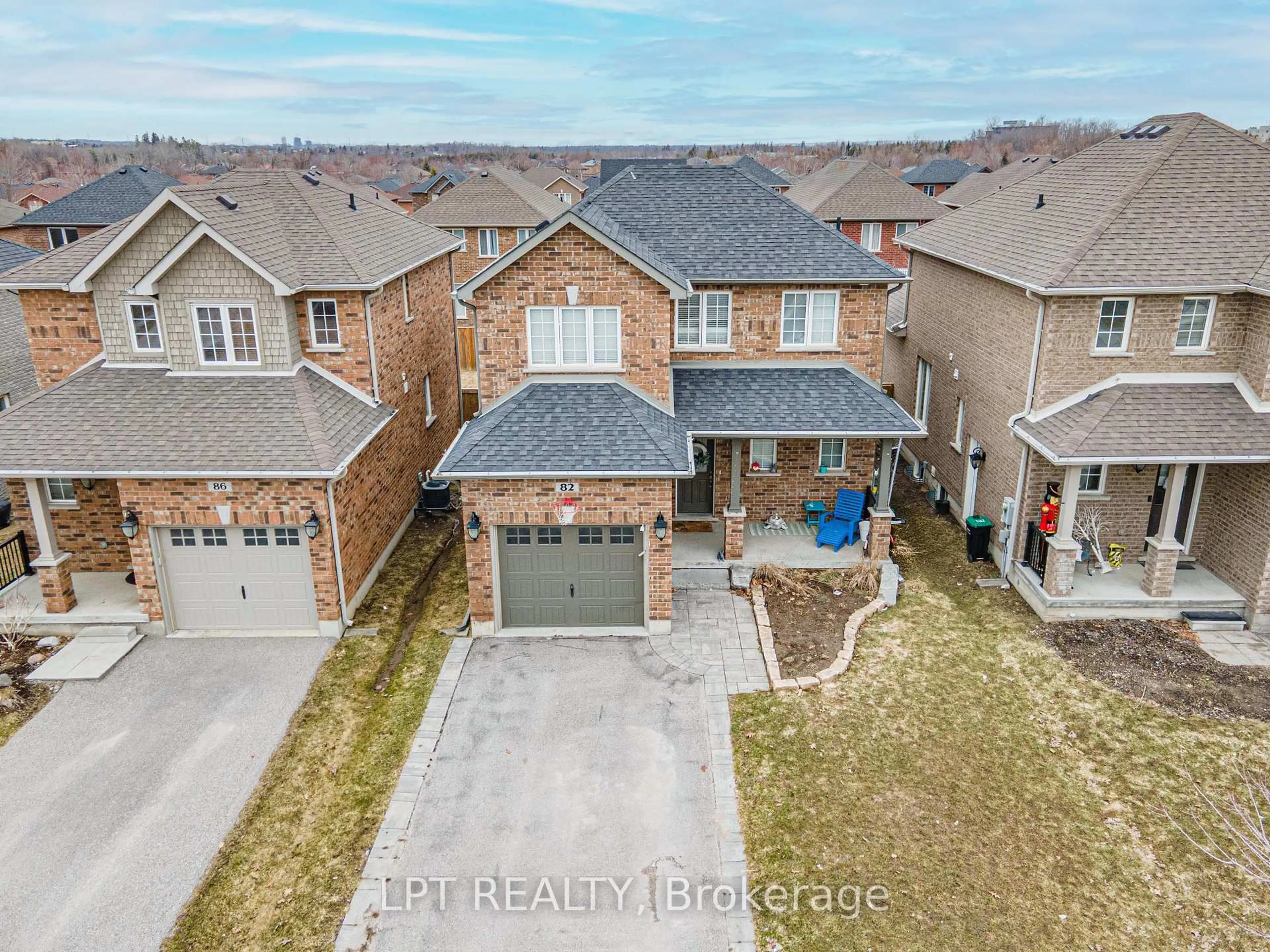 A pic from outside/outdoor area/front of a property/back of a property/a pic from drone, street for 82 Nathan Cres, Barrie Ontario L4N 0S4