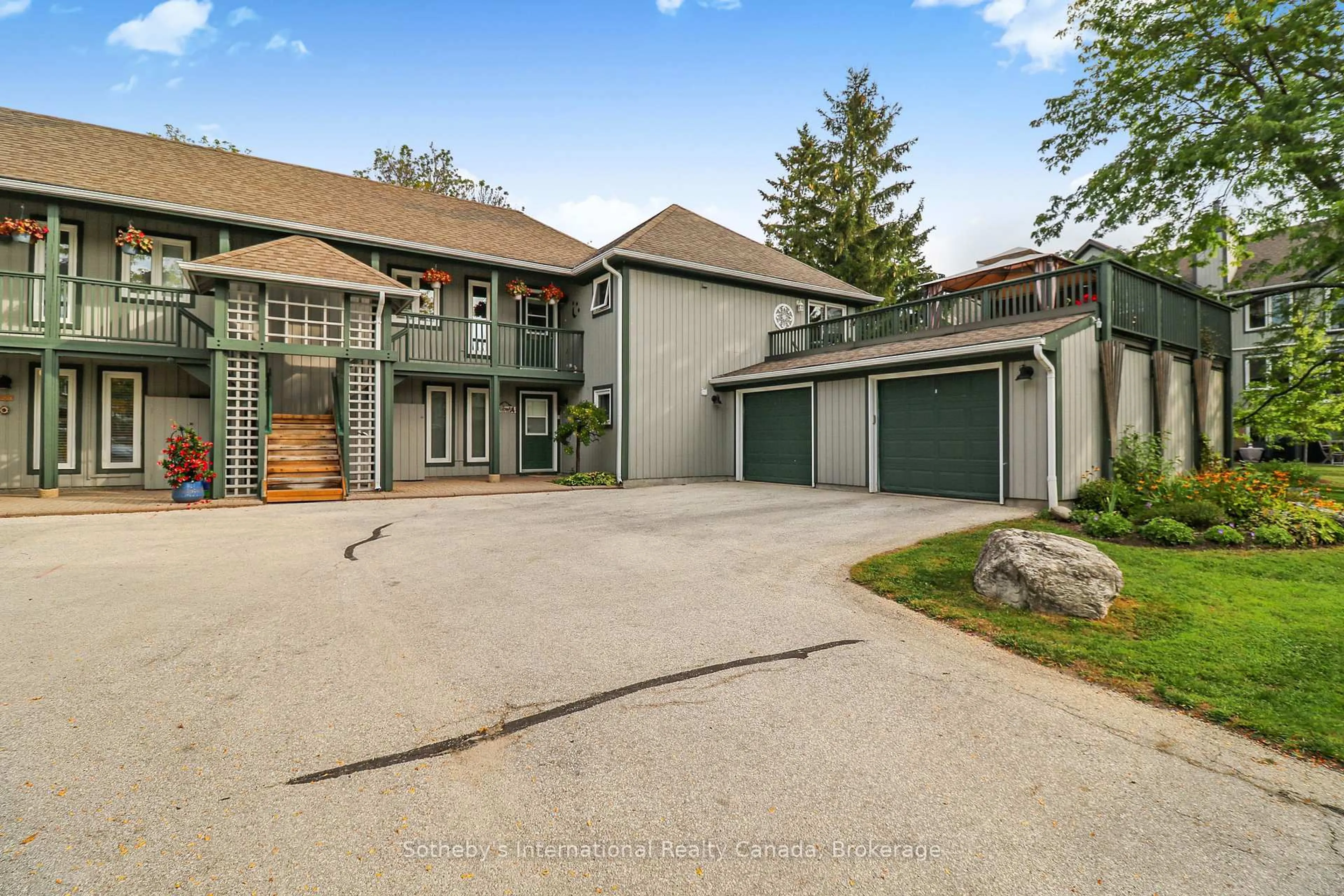 A pic from outside/outdoor area/front of a property/back of a property/a pic from drone, unknown for 318 Mariners Way, Collingwood Ontario L9Y 5C7