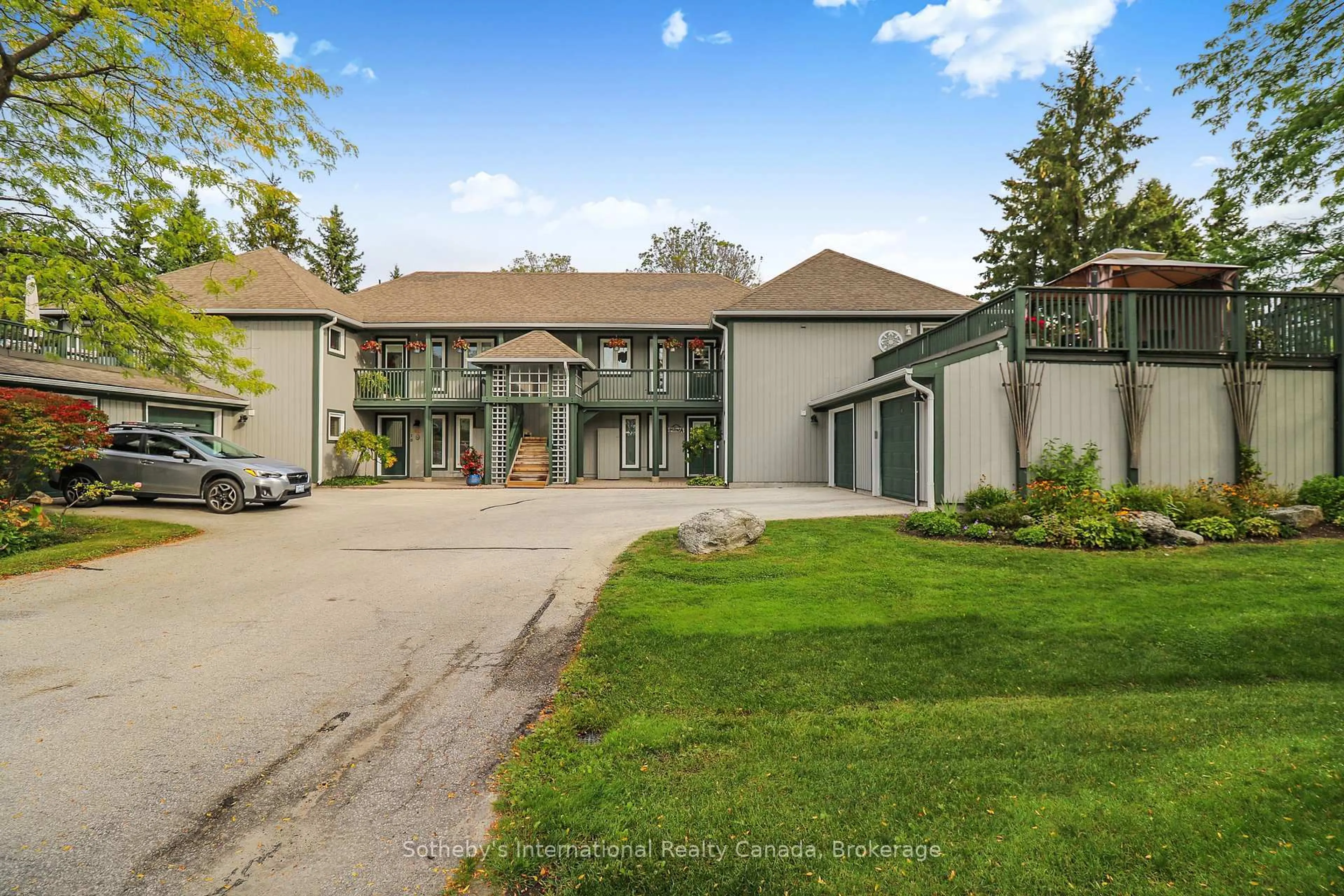 A pic from outside/outdoor area/front of a property/back of a property/a pic from drone, street for 318 Mariners Way, Collingwood Ontario L9Y 5C7