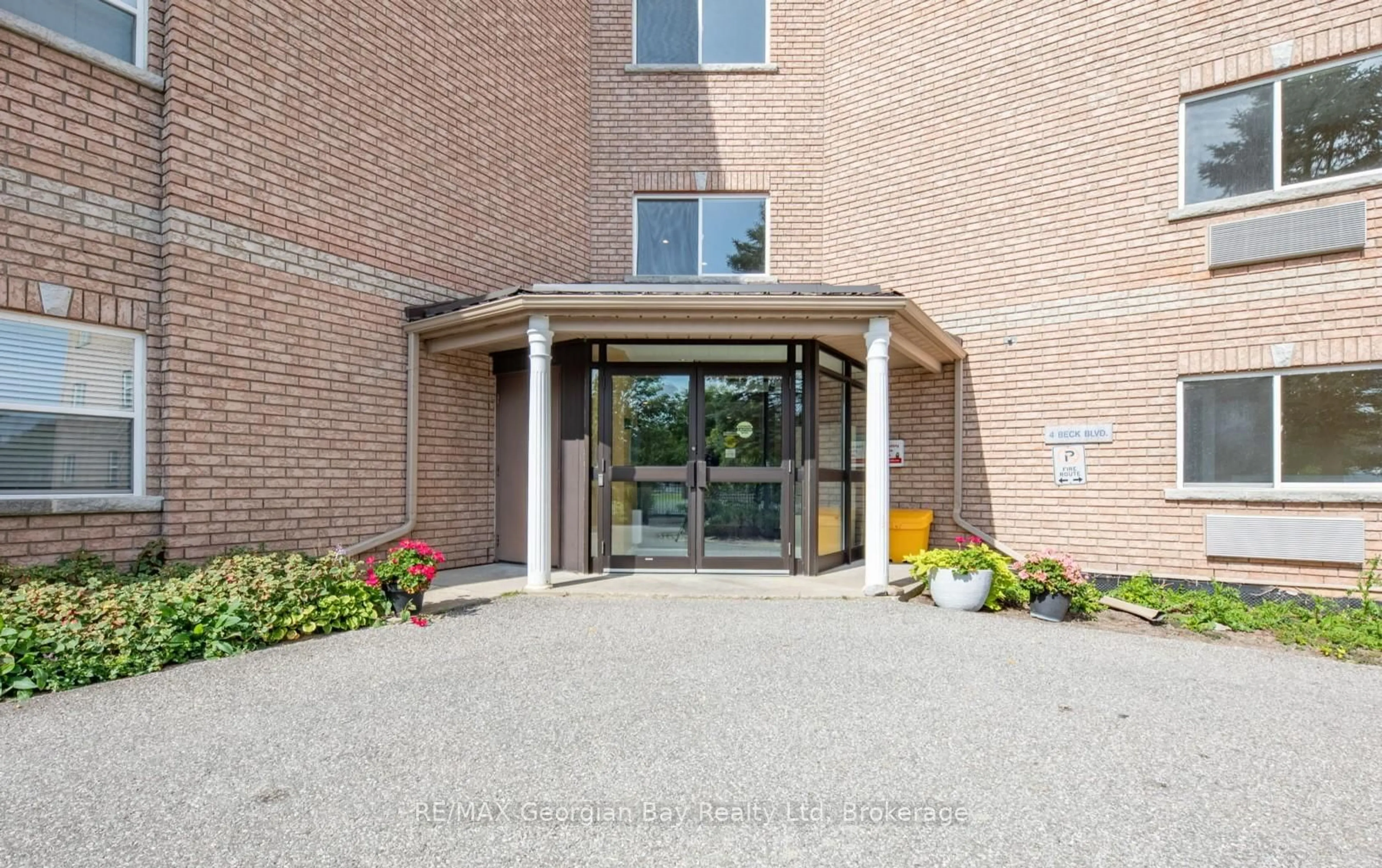 Indoor foyer for 4 Beck Blvd #307, Penetanguishene Ontario L9M 2H3