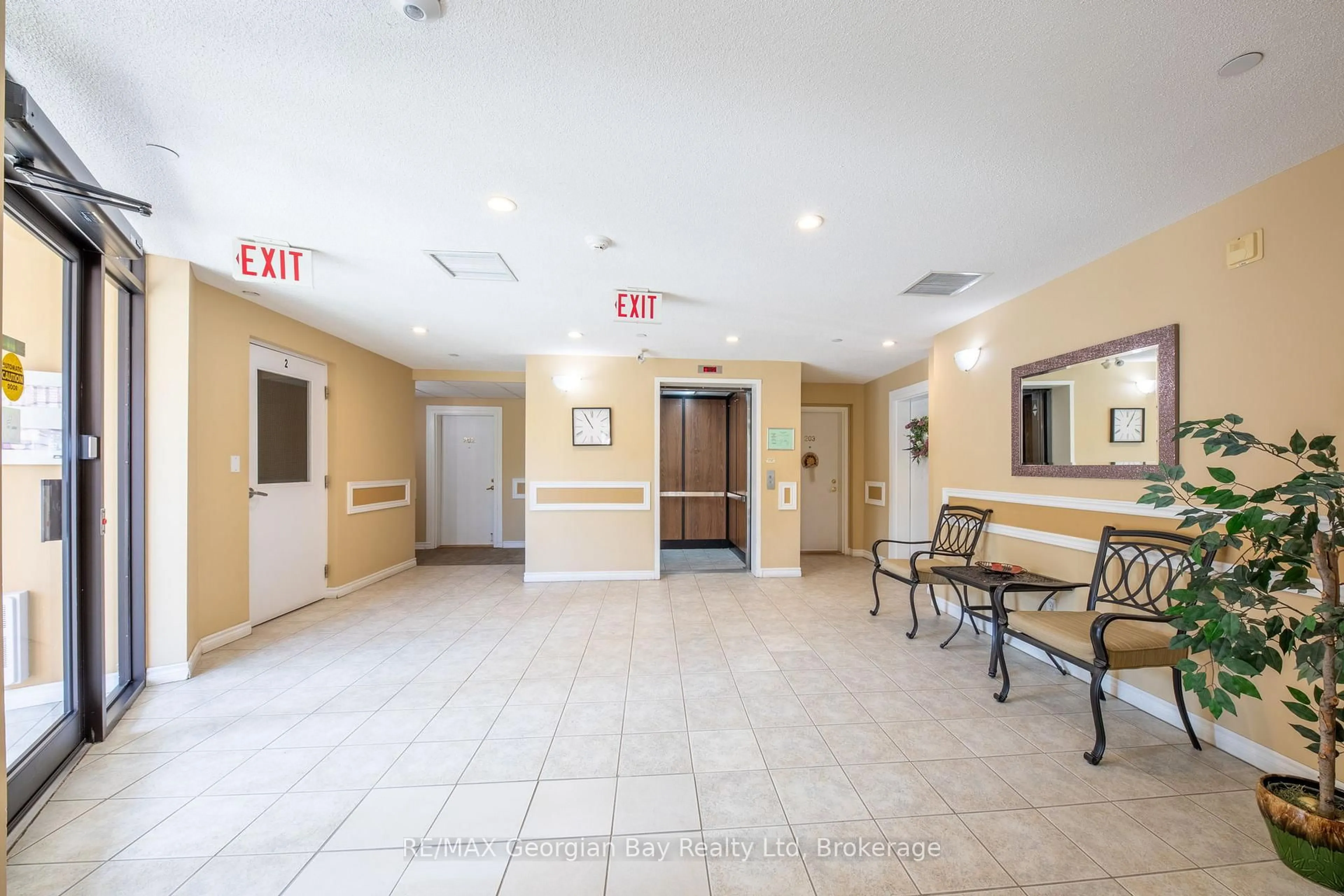 Indoor foyer for 4 Beck Blvd #307, Penetanguishene Ontario L9M 2H3