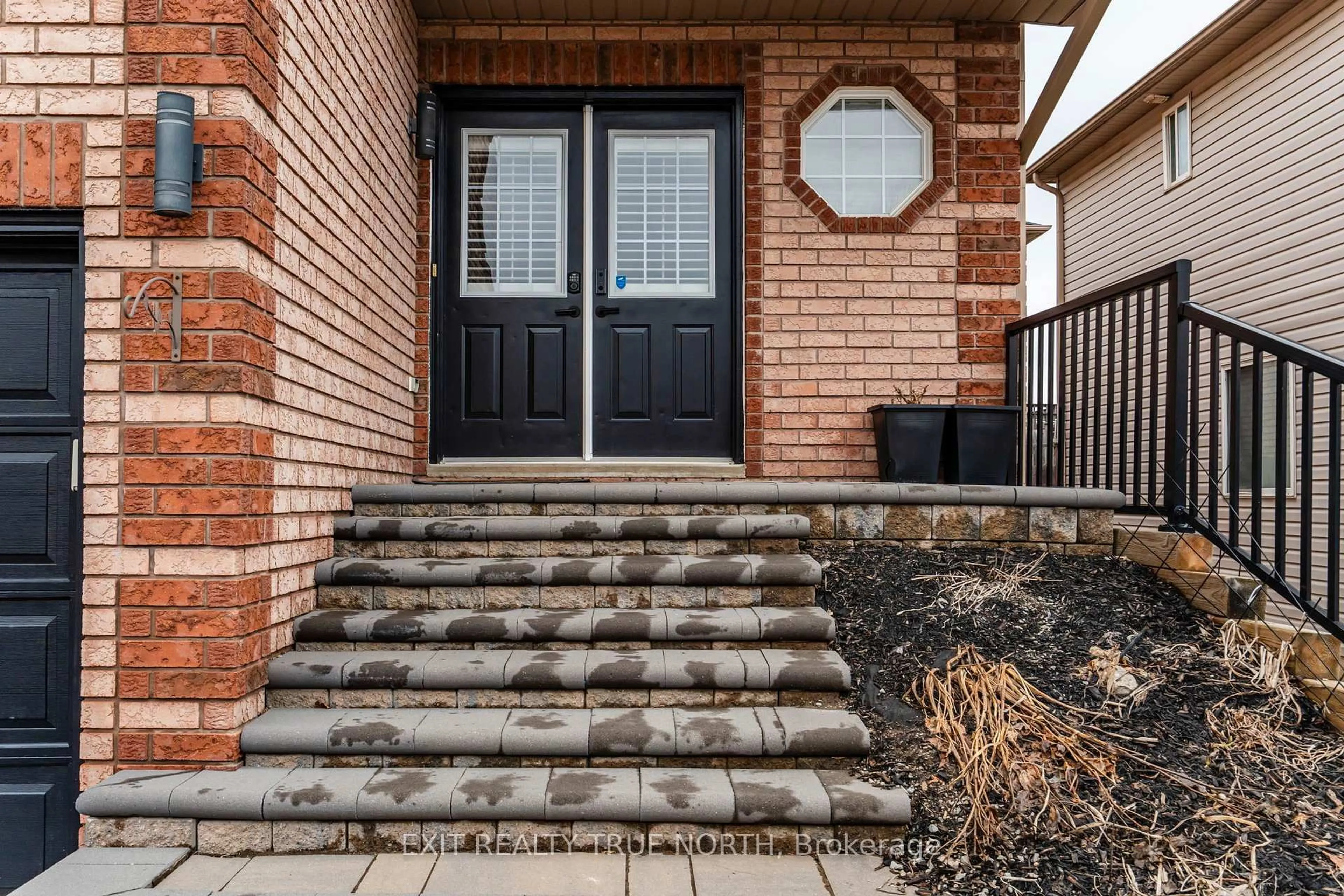 Home with brick exterior material, street for 172 Courtney Cres, Barrie Ontario L4N 5T1