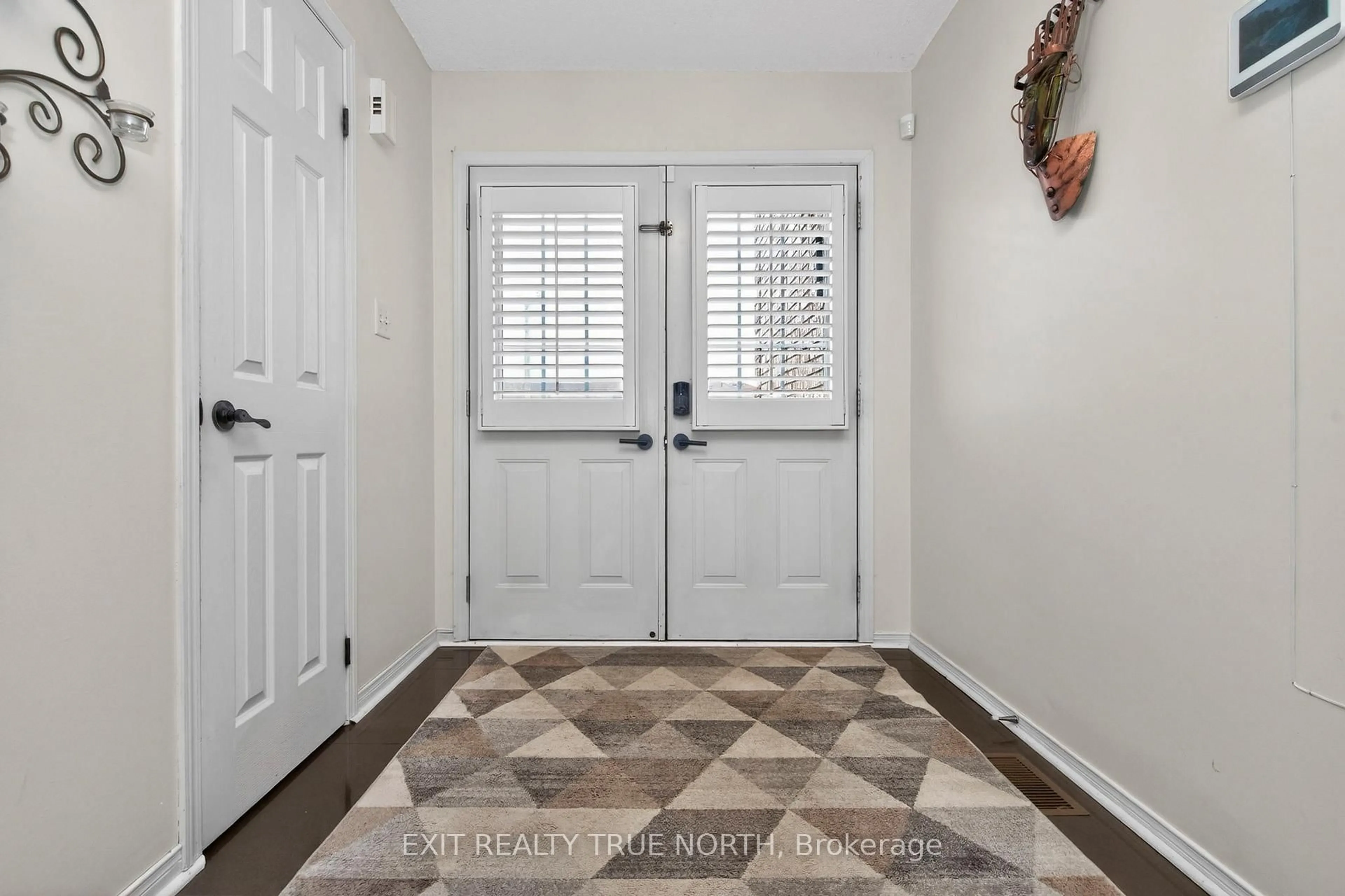 Indoor entryway for 172 Courtney Cres, Barrie Ontario L4N 5T1