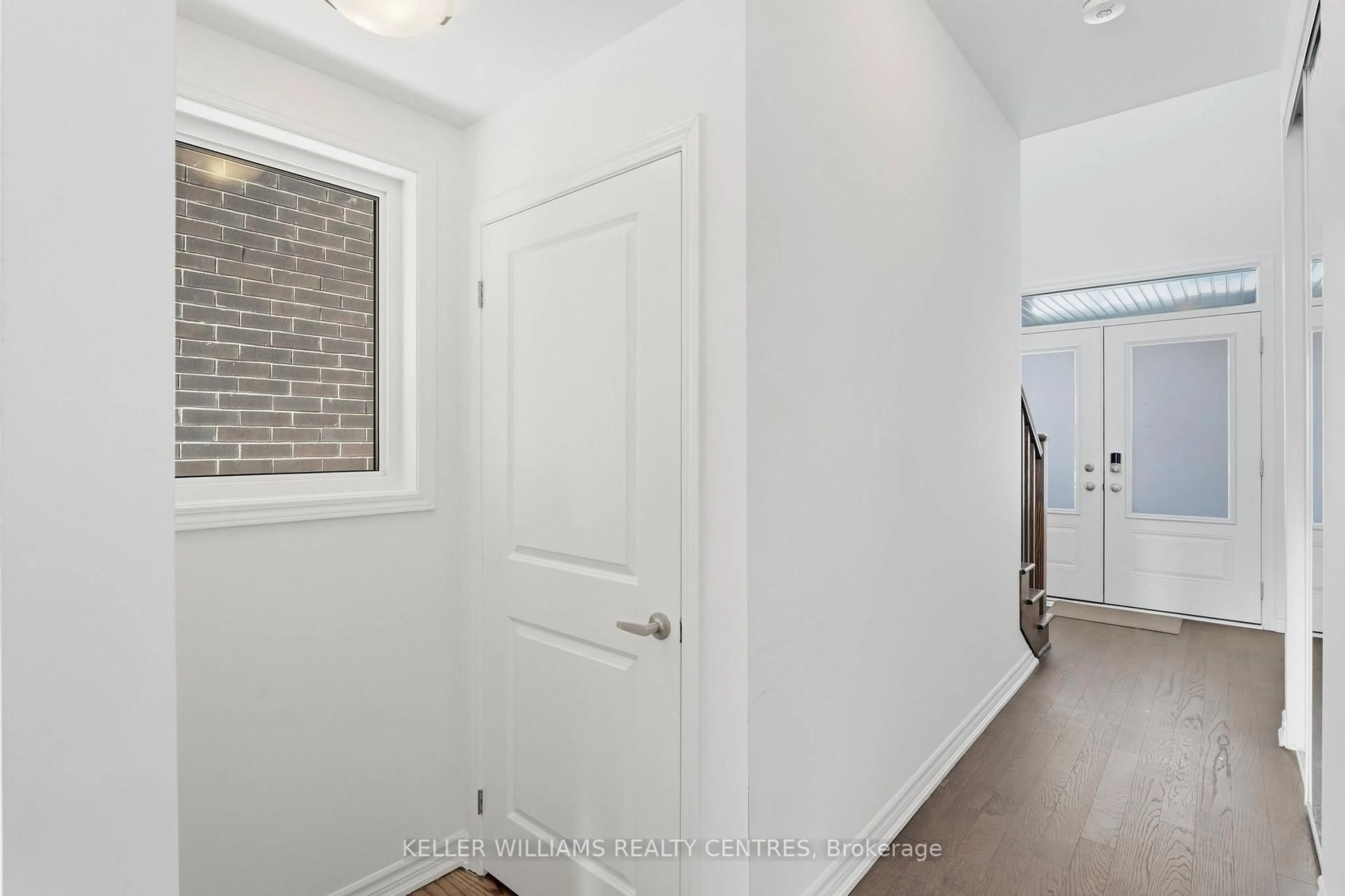 Indoor entryway for 45 McBride Tr, Barrie Ontario L9J 0Y8