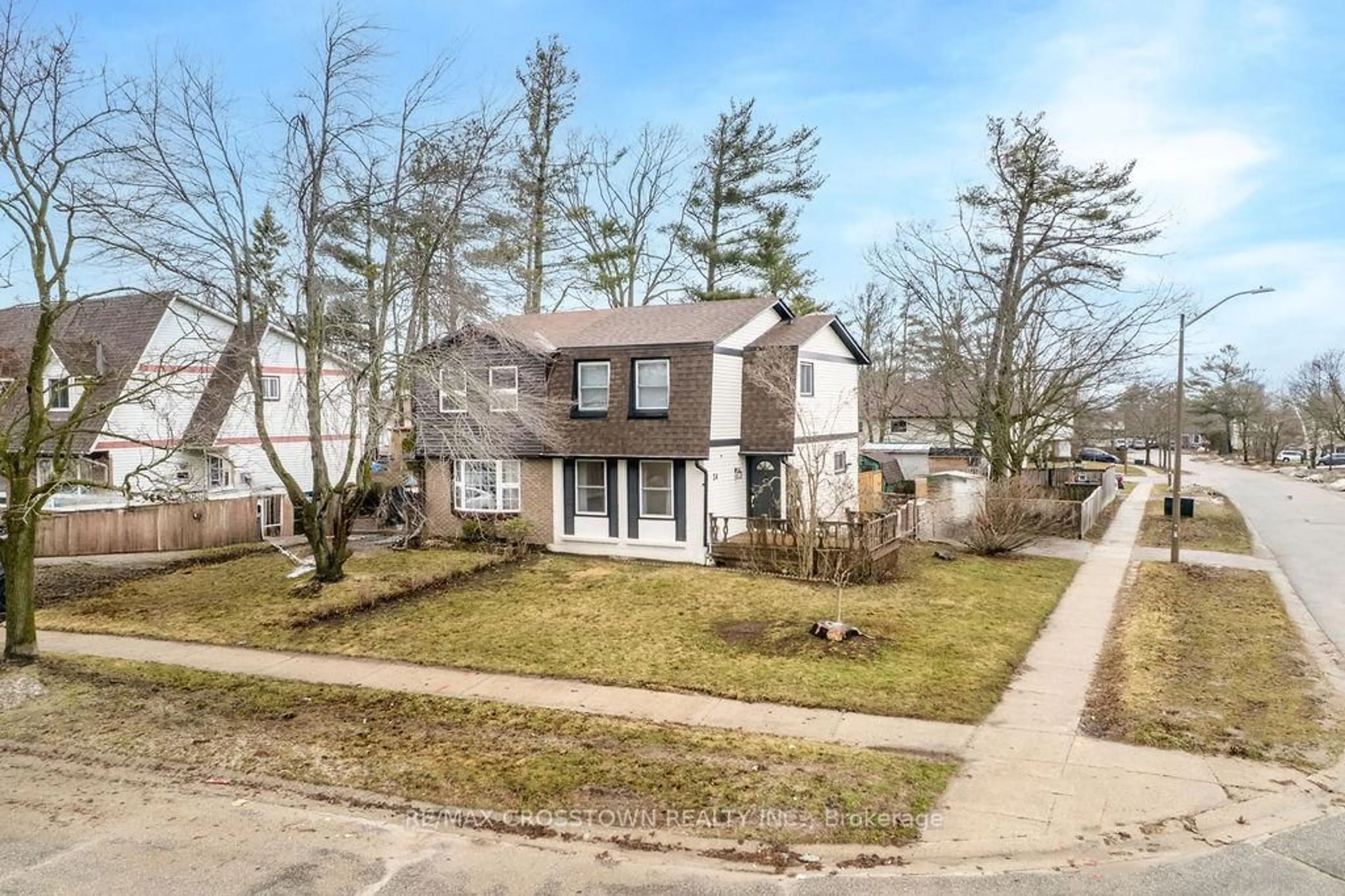 A pic from outside/outdoor area/front of a property/back of a property/a pic from drone, street for 34 Kipling Pl, Barrie Ontario L4N 4W1