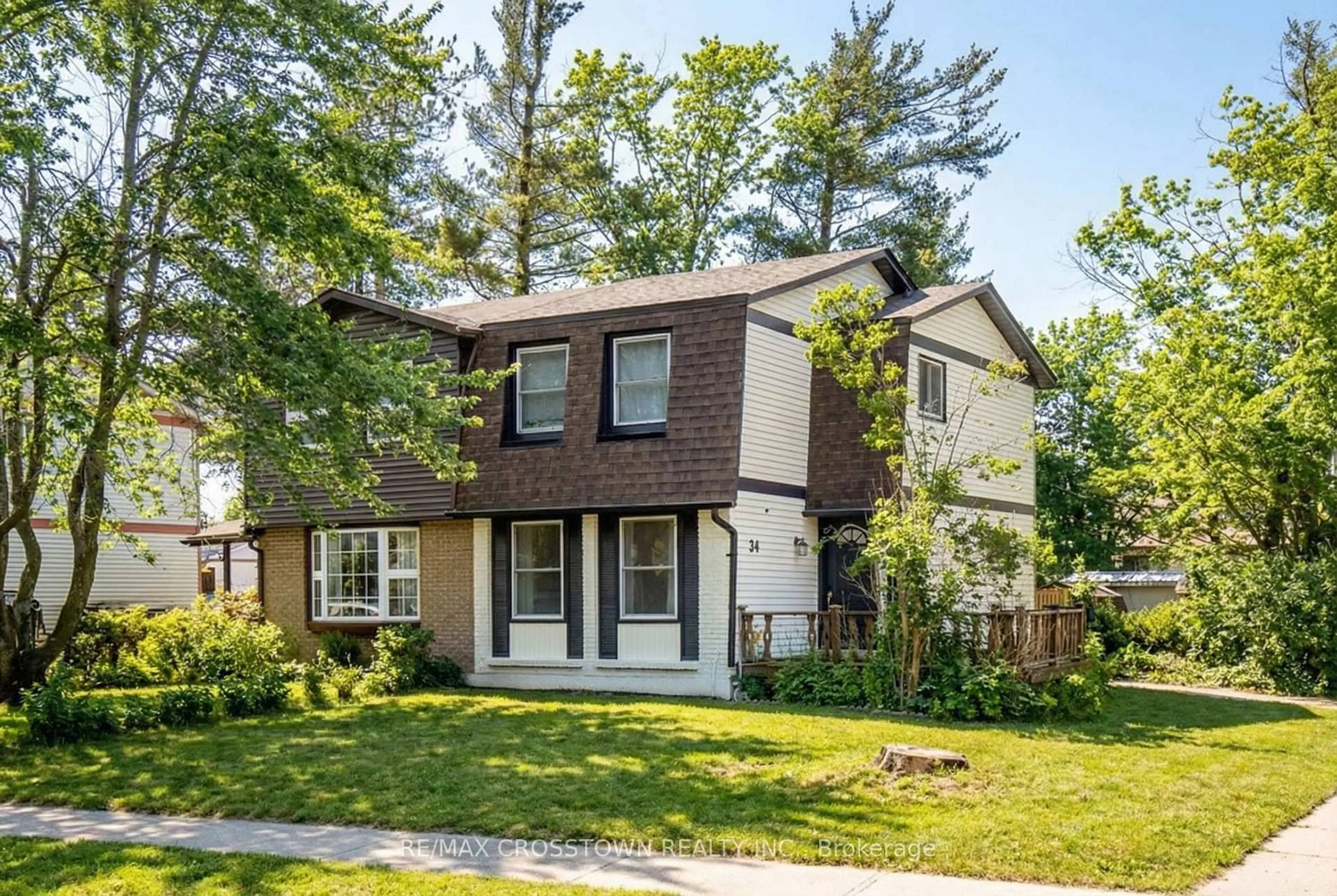 Home with brick exterior material, street for 34 Kipling Pl, Barrie Ontario L4N 4W1