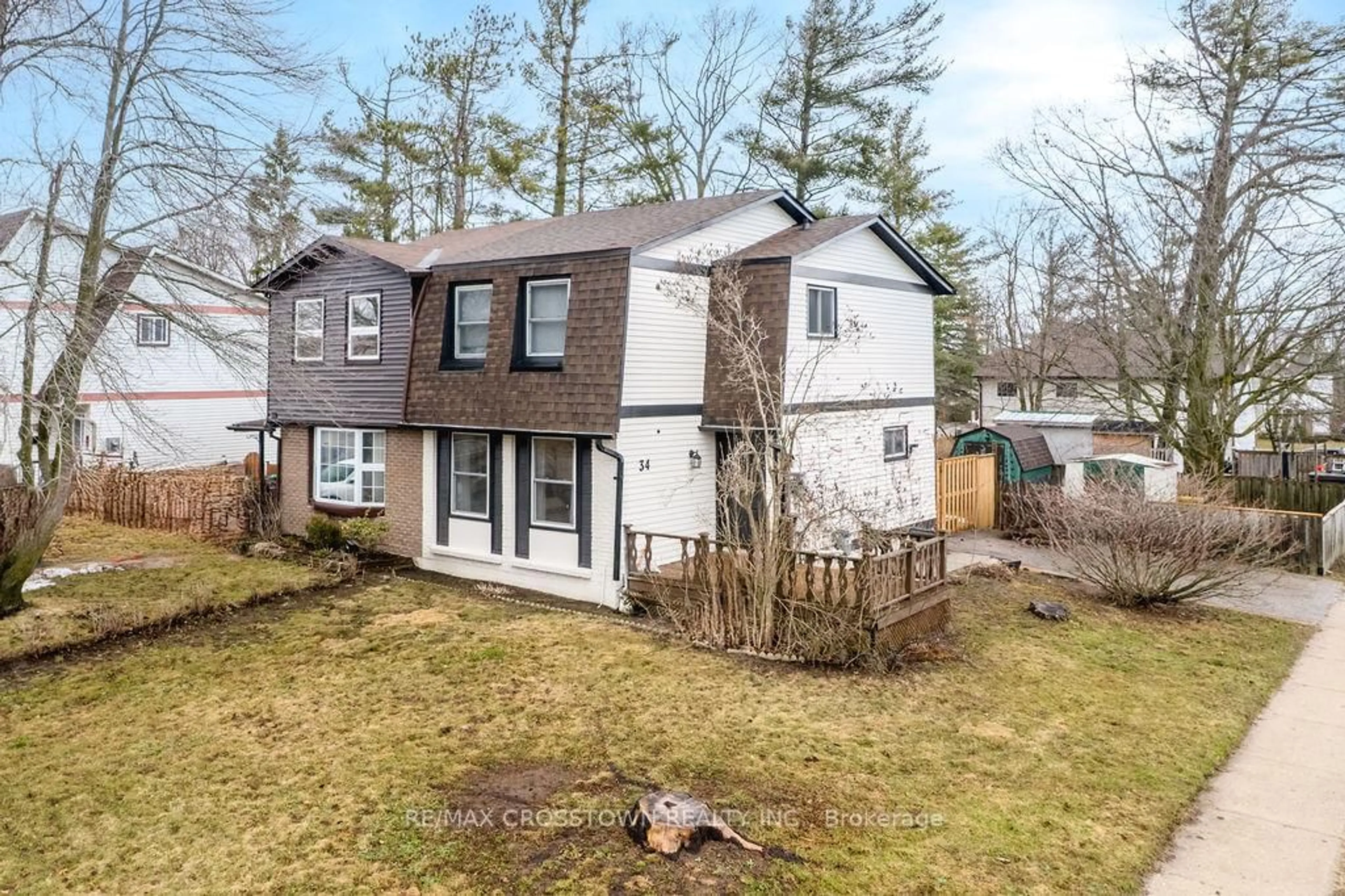 A pic from outside/outdoor area/front of a property/back of a property/a pic from drone, street for 34 Kipling Pl, Barrie Ontario L4N 4W1