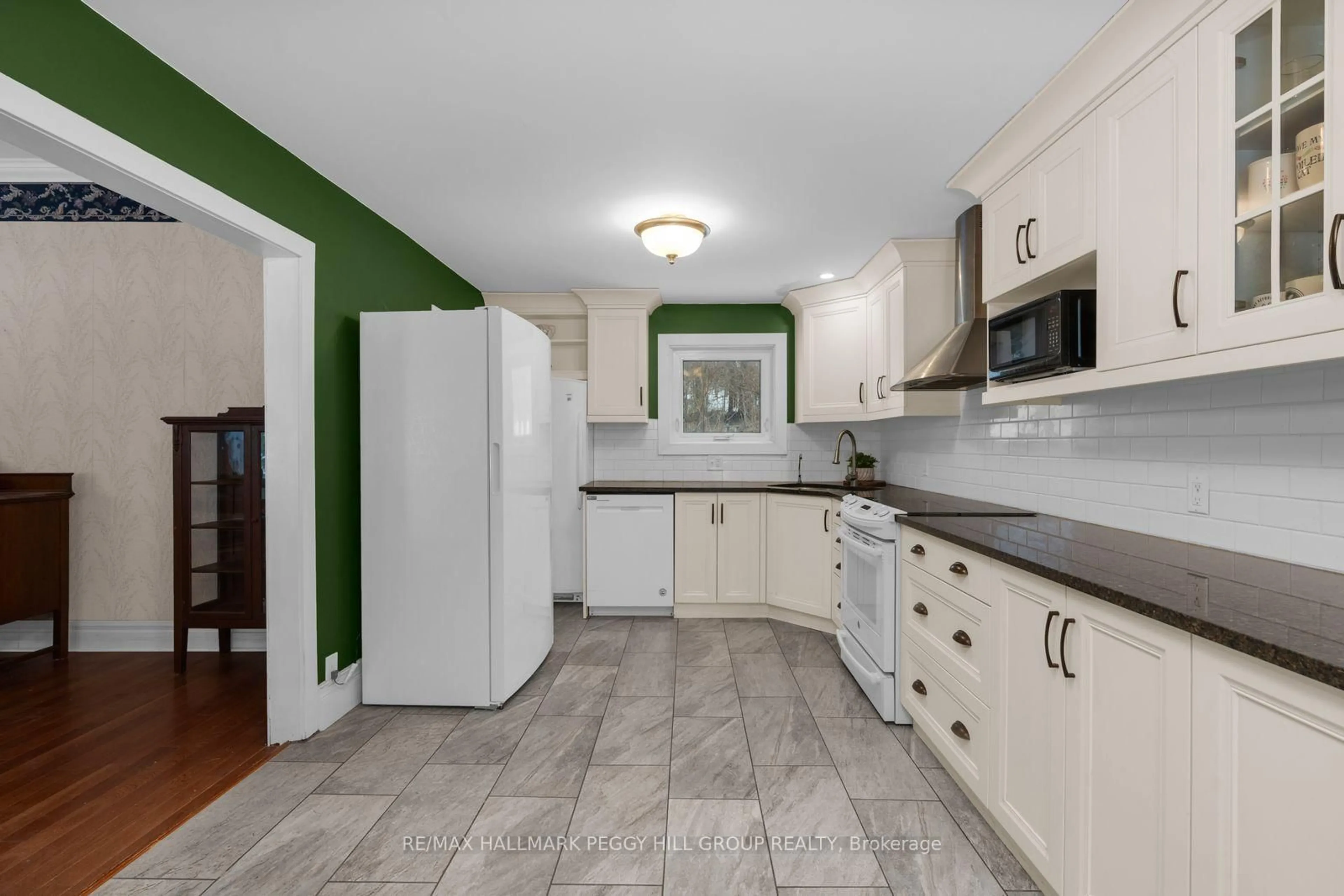 Standard kitchen, ceramic/tile floor for 90 Doran Rd, Springwater Ontario L9X 0L5