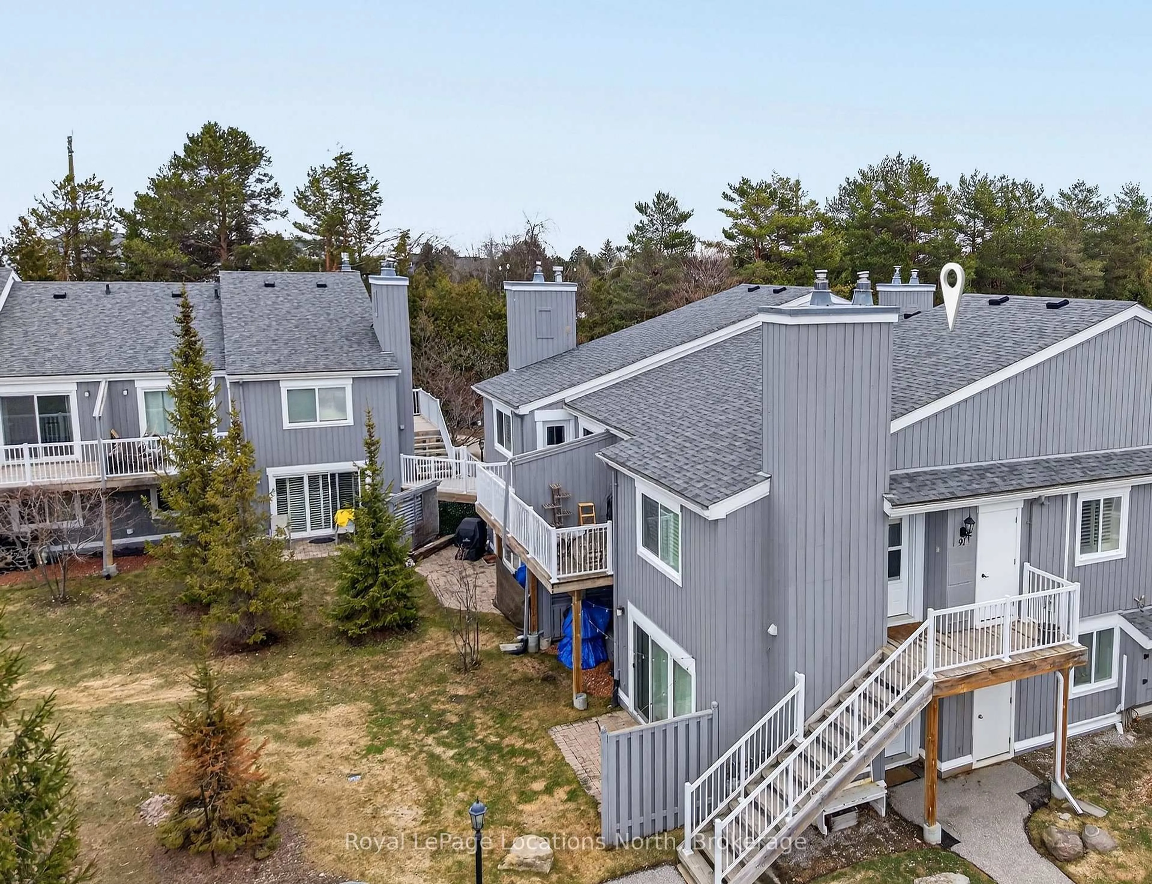 A pic from outside/outdoor area/front of a property/back of a property/a pic from drone, unknown for 23 Dawson Dr #91, Collingwood Ontario L9Y 5B4