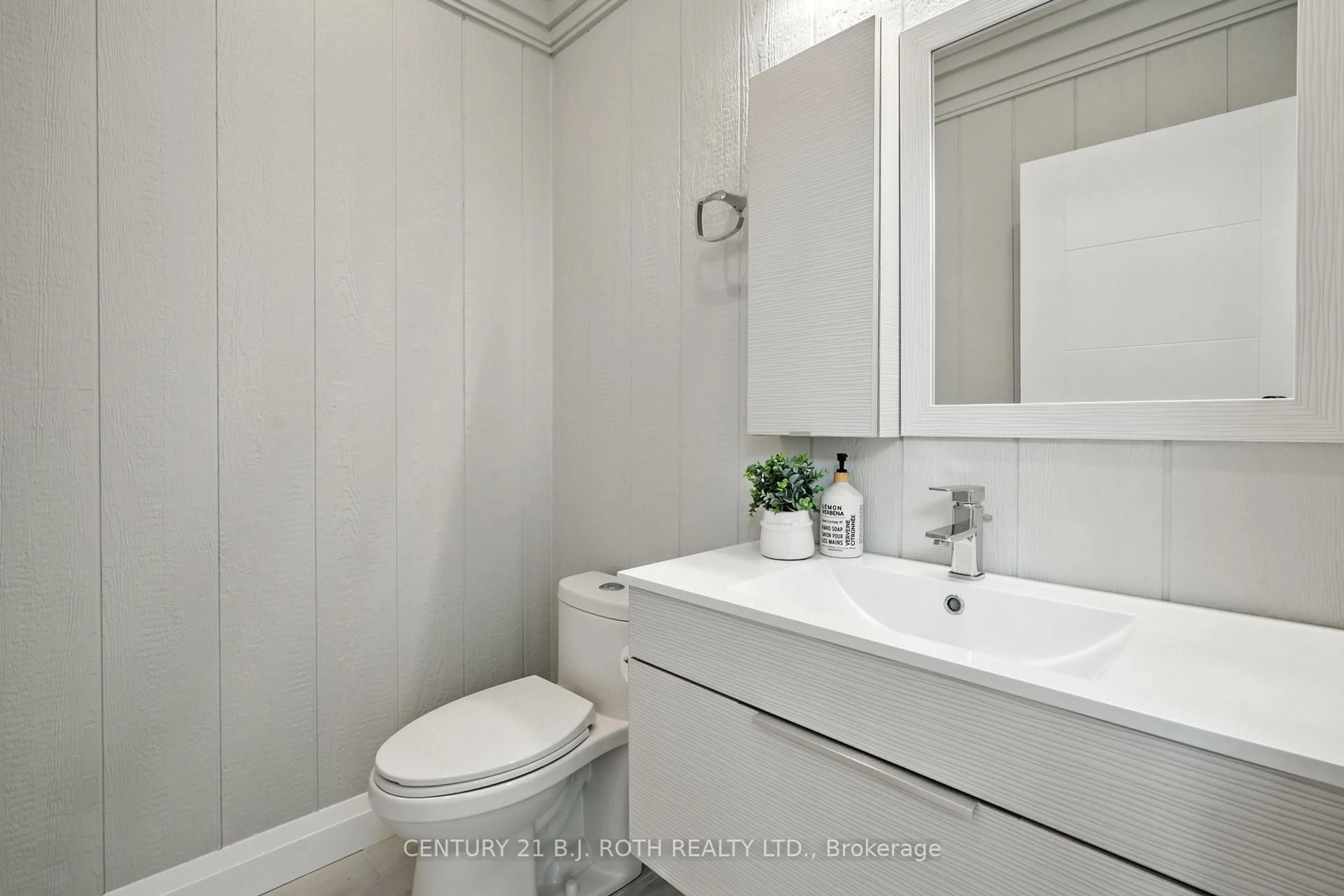 Standard bathroom, ceramic/tile floor for 3510 Brennan Line, Severn Ontario L3V 0W3