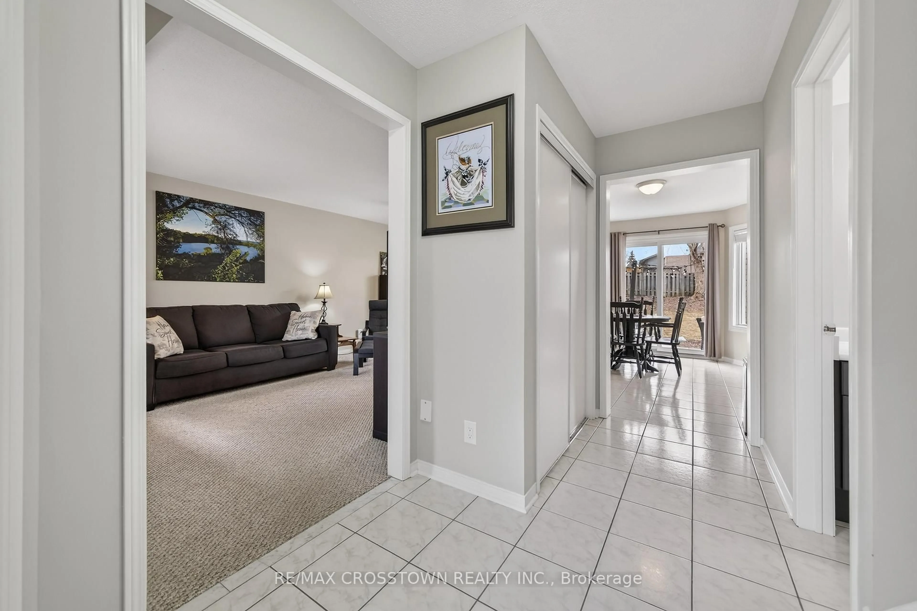 Indoor entryway for 99 Bishop Dr, Barrie Ontario L4N 7P4