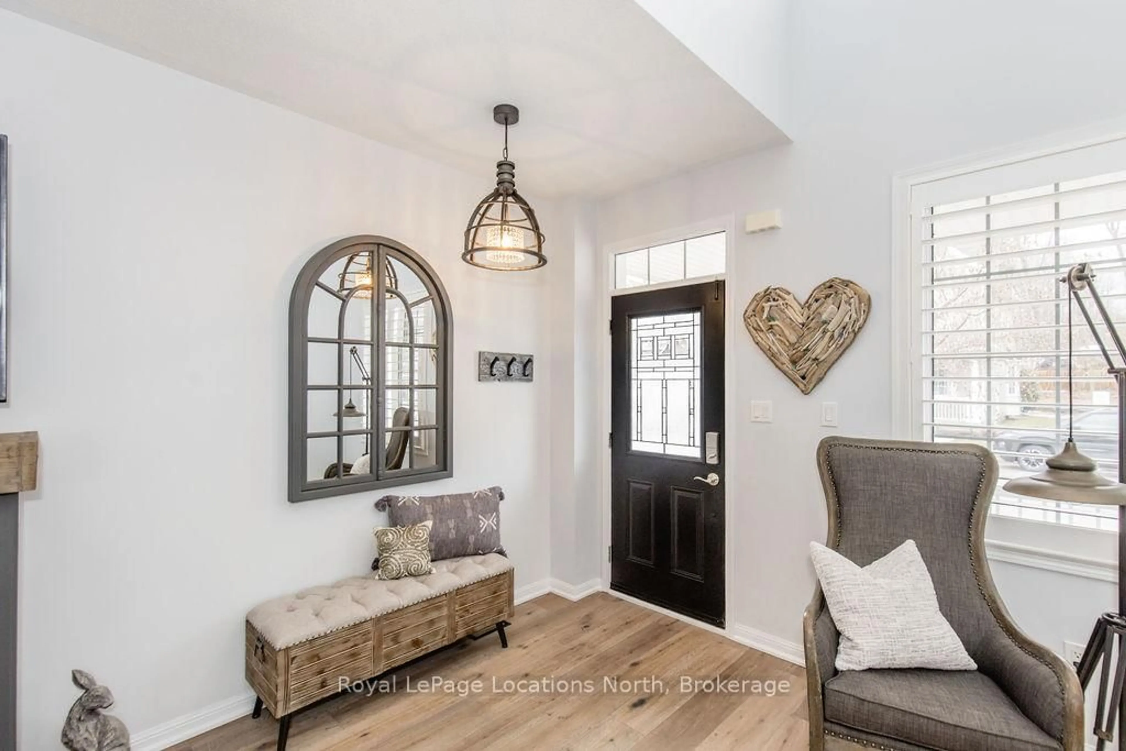 Indoor entryway for 14 Berkshire Ave, Wasaga Beach Ontario L9Z 0G3