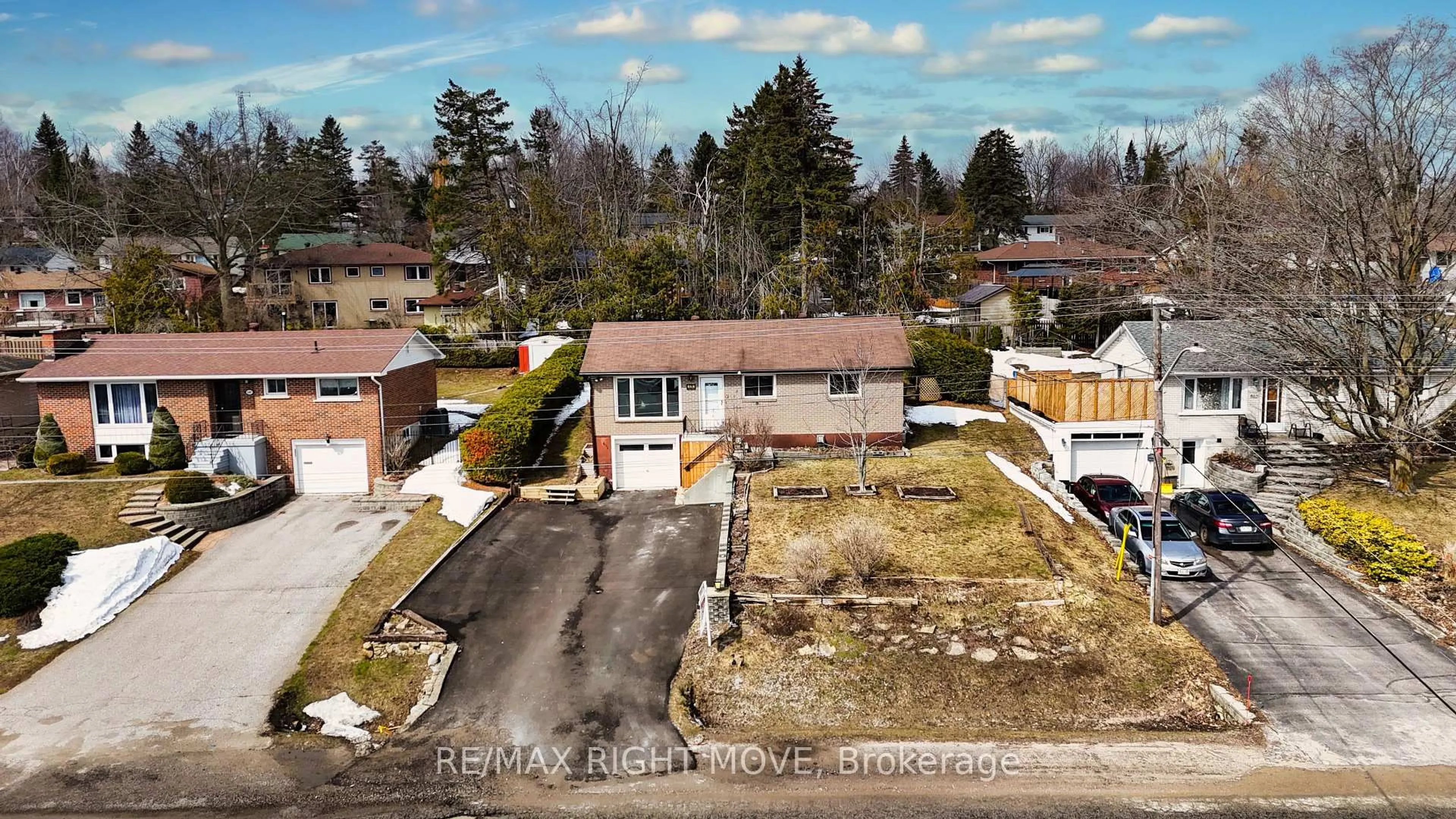 A pic from outside/outdoor area/front of a property/back of a property/a pic from drone, street for 636 Mississaga St, Orillia Ontario L3V 3C6