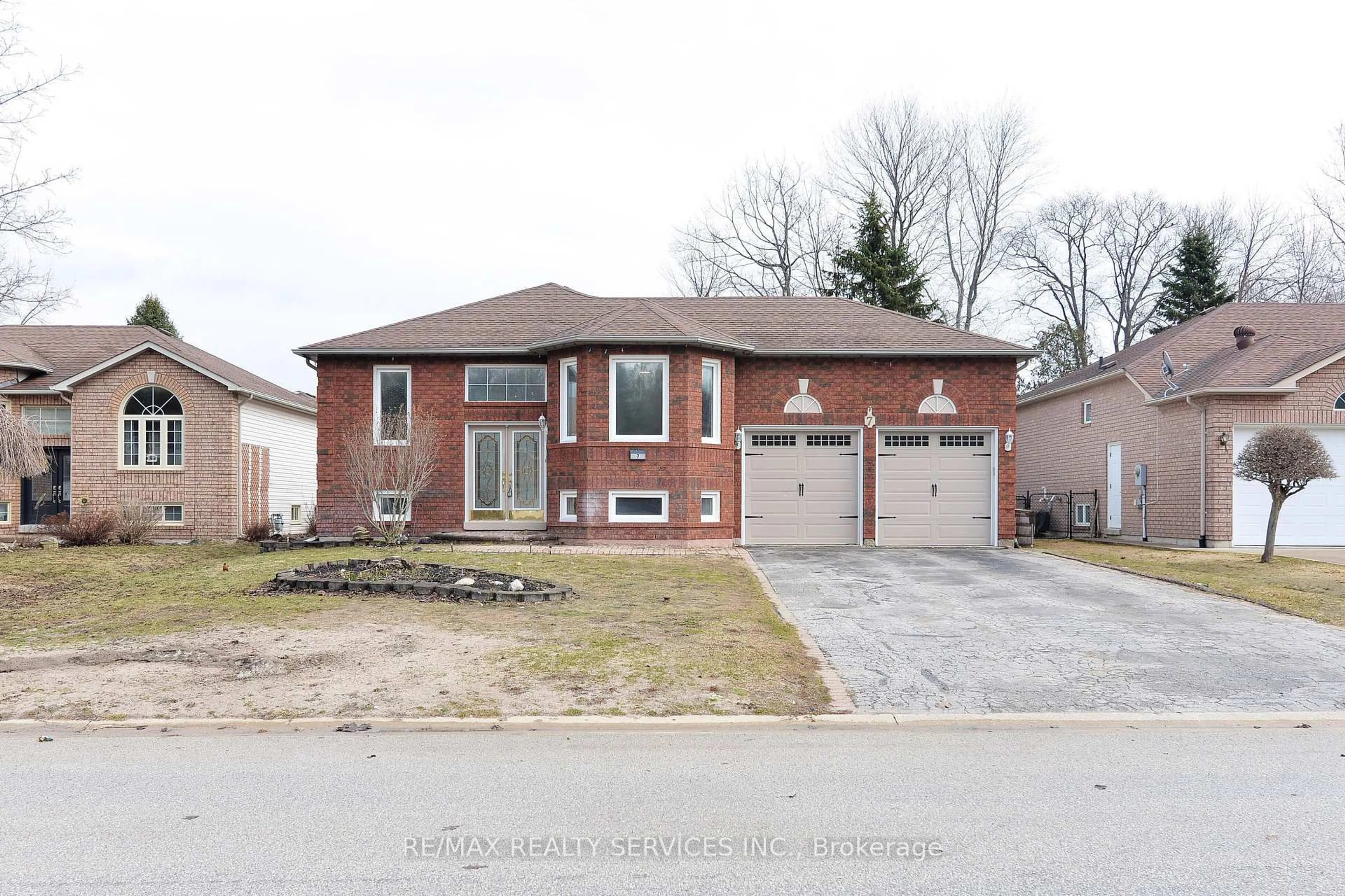 Home with brick exterior material, street for 7 Bush Cres, Wasaga Beach Ontario L9Z 1M3
