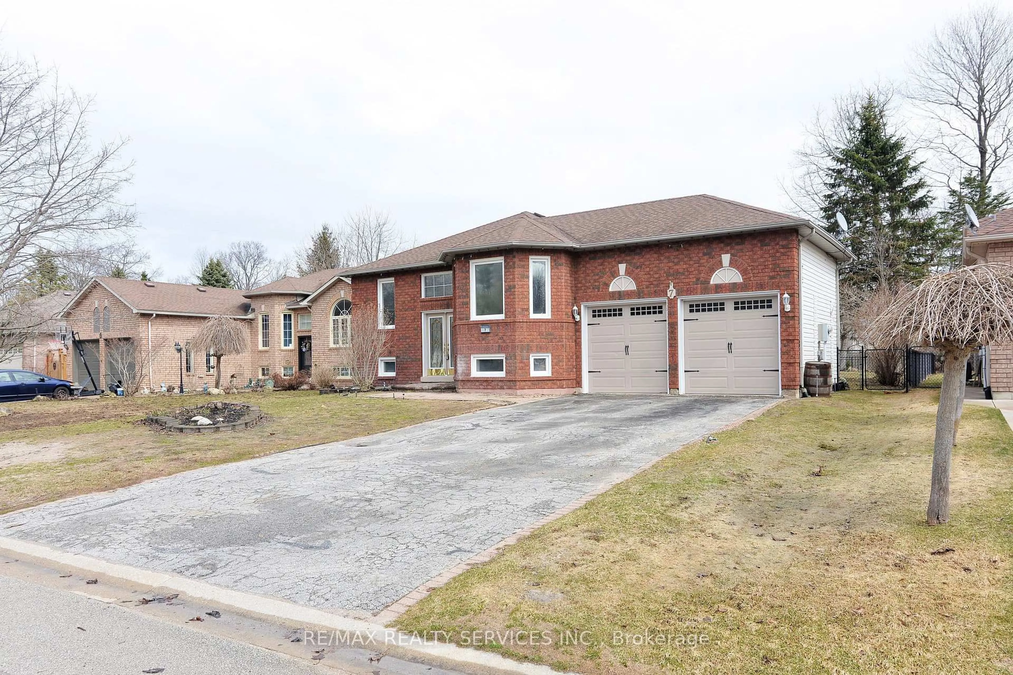 Home with brick exterior material, street for 7 Bush Cres, Wasaga Beach Ontario L9Z 1M3