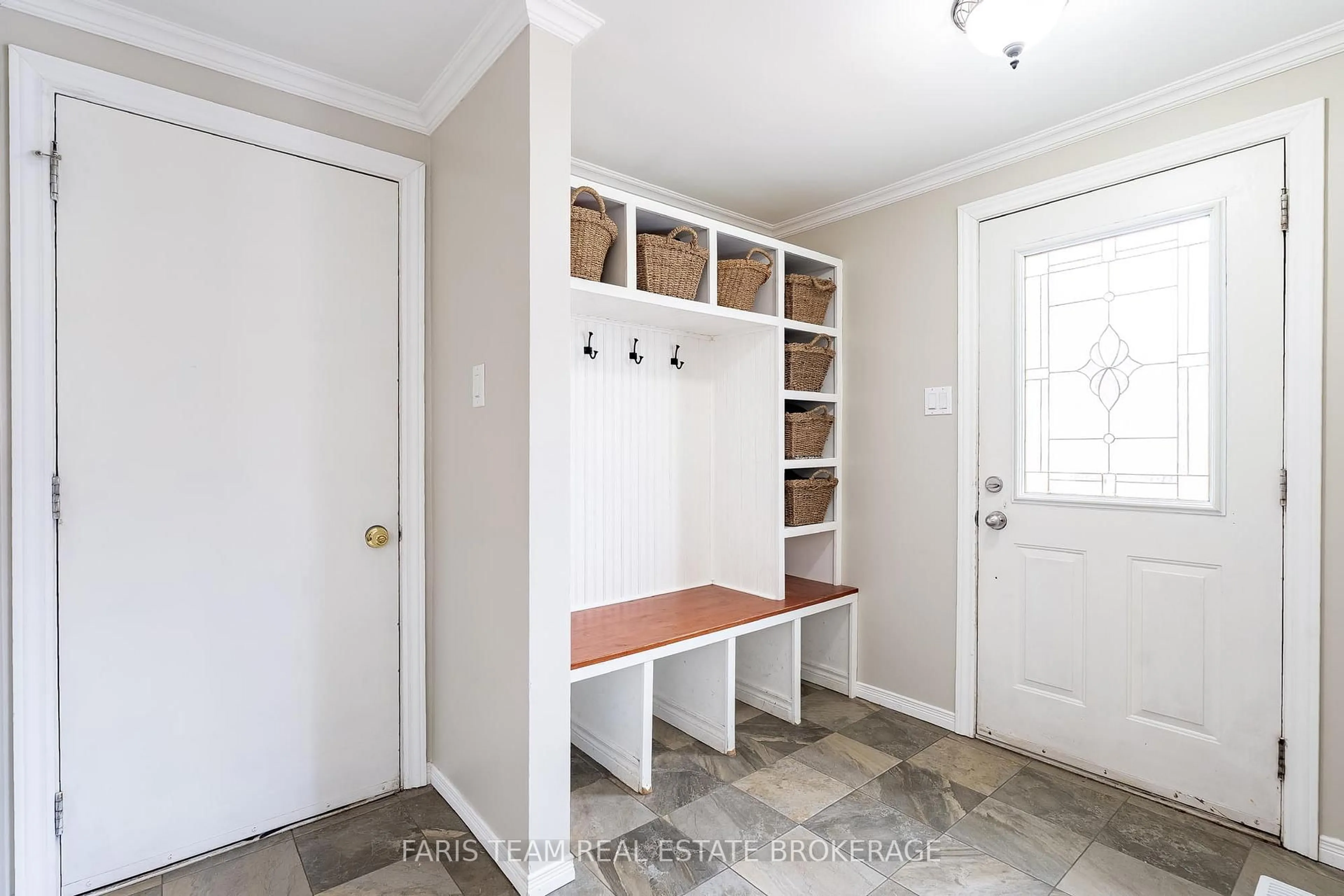 Indoor entryway for 13 Maitland Dr, Barrie Ontario L4M 5W1