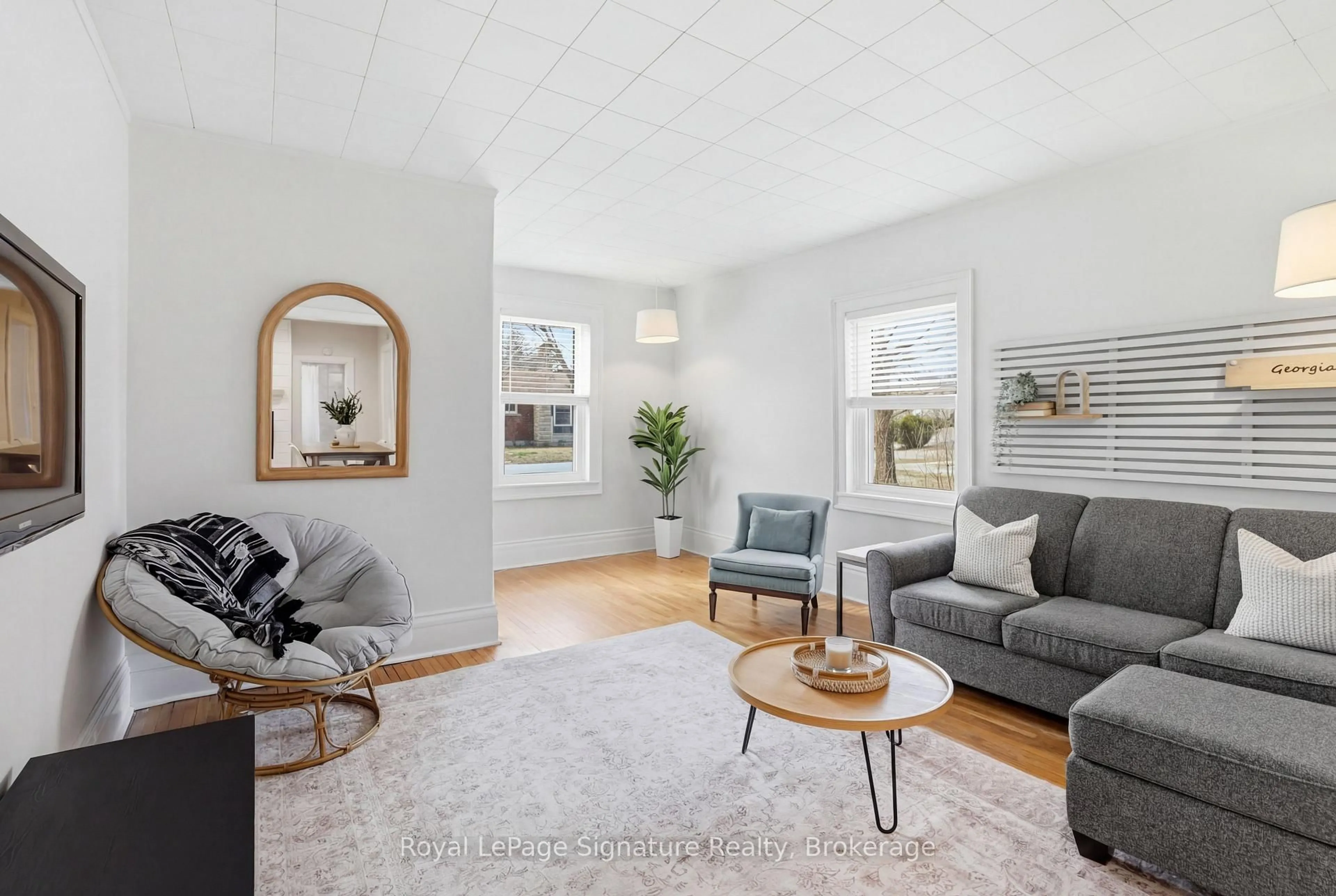 Living room with furniture, unknown for 639 Saint Marie St, Collingwood Ontario L9Y 3L4