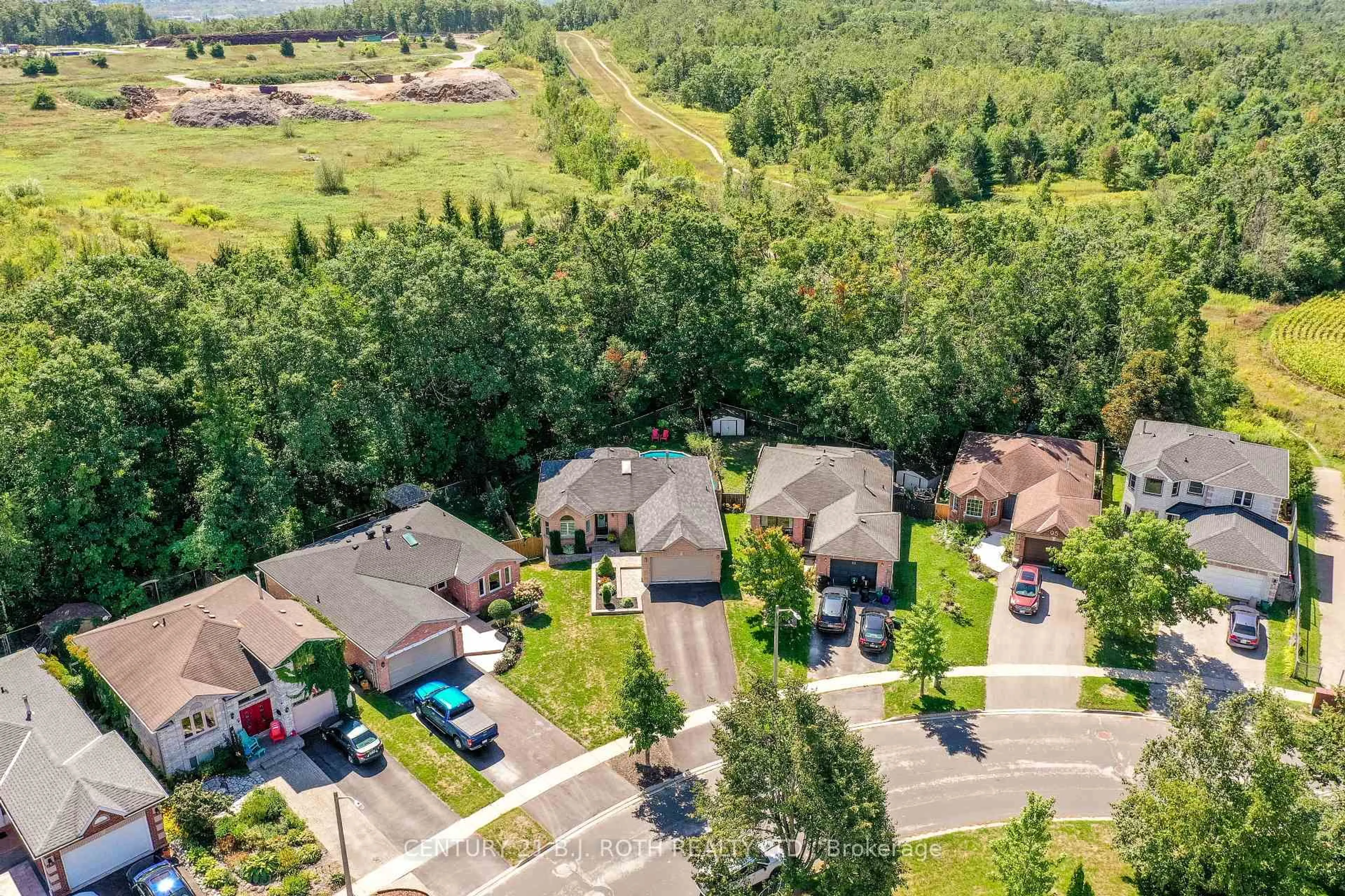 A pic from outside/outdoor area/front of a property/back of a property/a pic from drone, unknown for 91 Benson Dr, Barrie Ontario L4N 7Y4