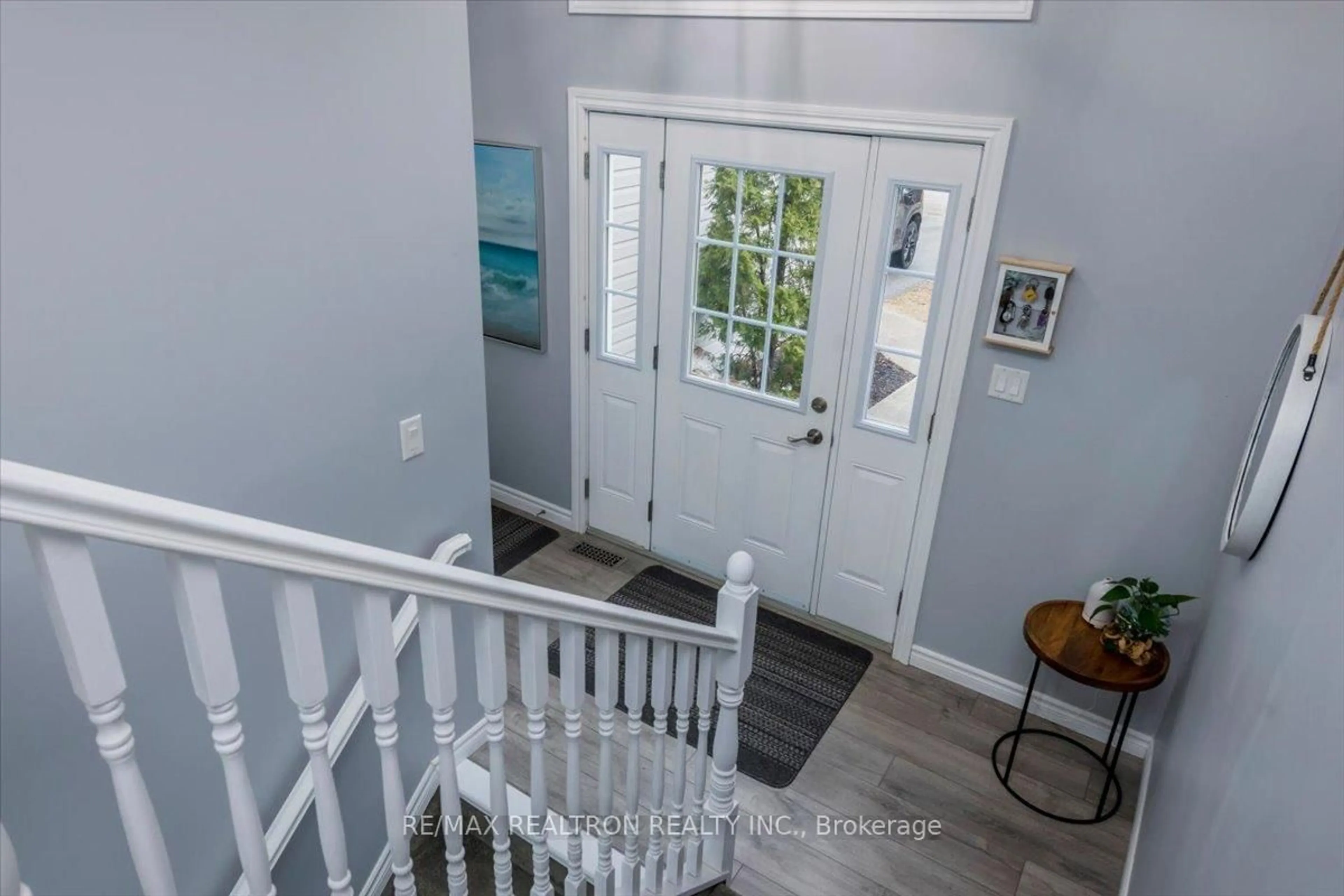 Indoor entryway for 310 Golf Course Rd, Wasaga Beach Ontario L9Z 1S5