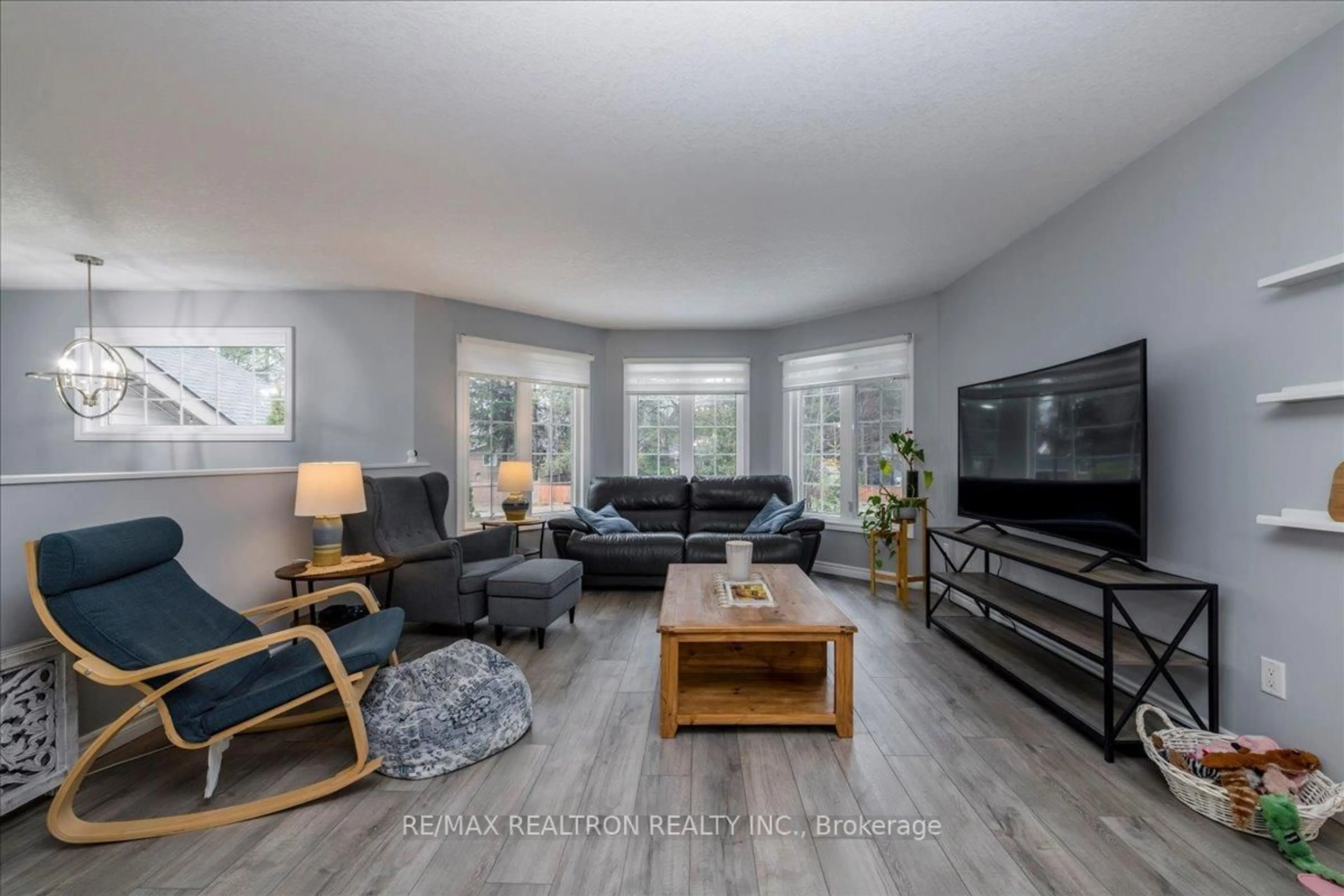 Living room with furniture, wood/laminate floor for 310 Golf Course Rd, Wasaga Beach Ontario L9Z 1S5