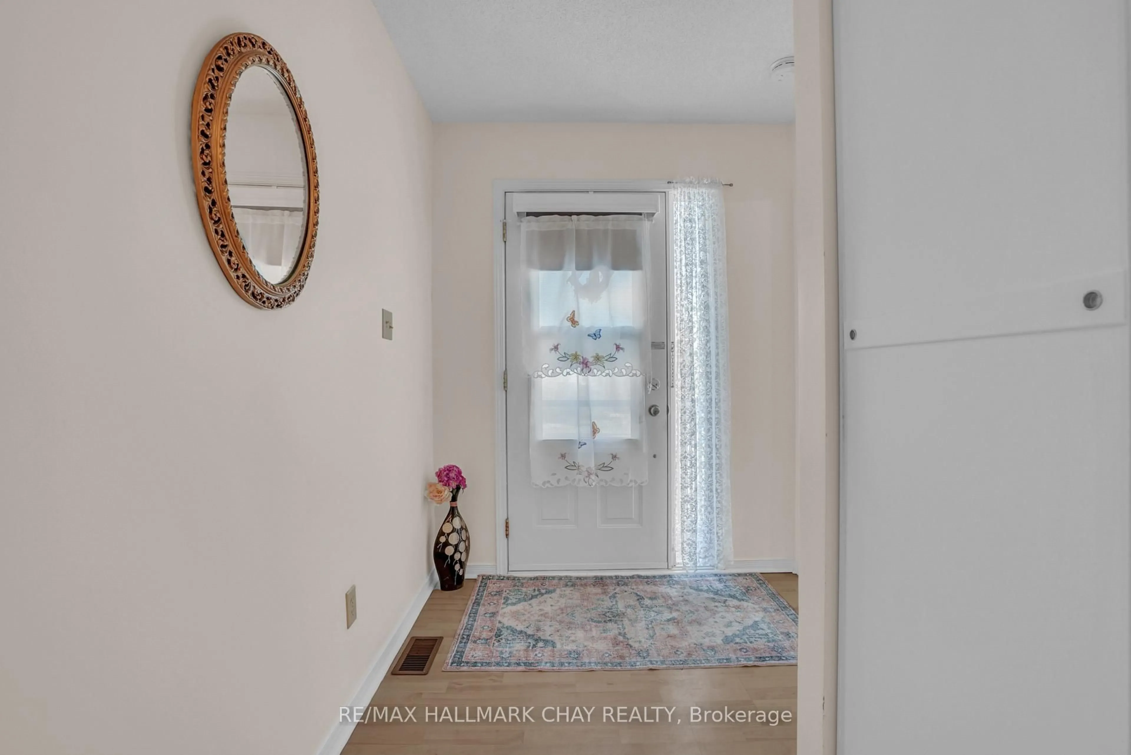 Indoor entryway for 231 Oxford St #14, Orillia Ontario L3V 7S6