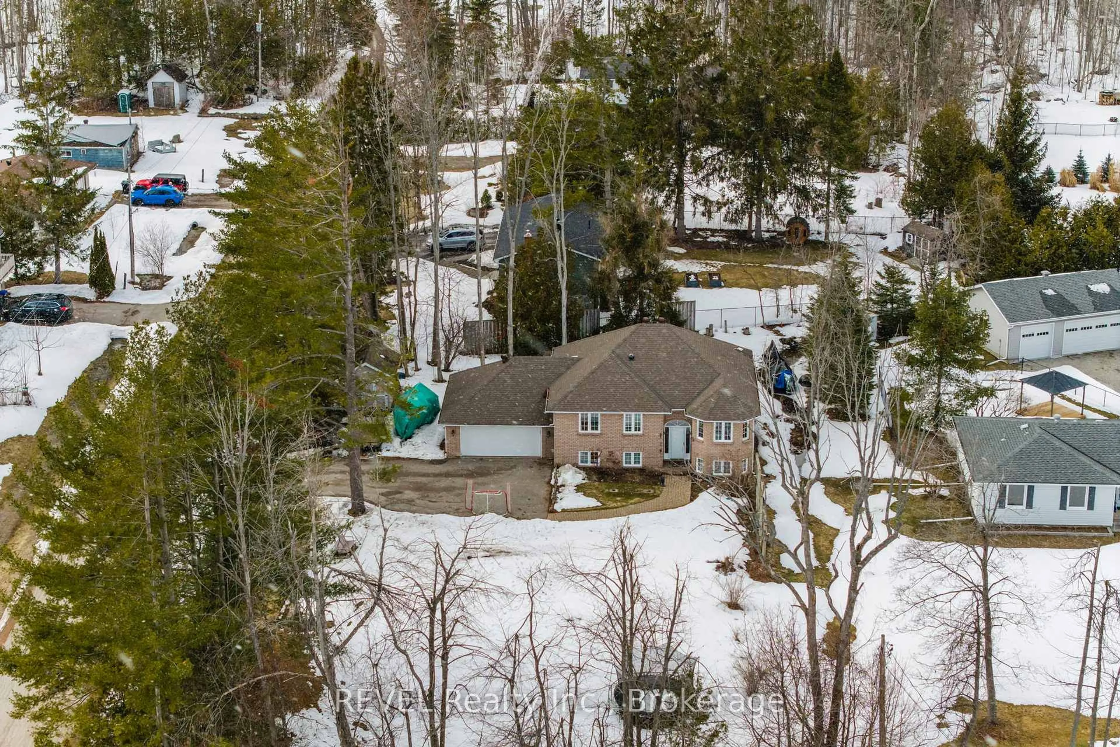 A pic from outside/outdoor area/front of a property/back of a property/a pic from drone, unknown for 5 Barbara Ave, Oro-Medonte Ontario L0L 2E0
