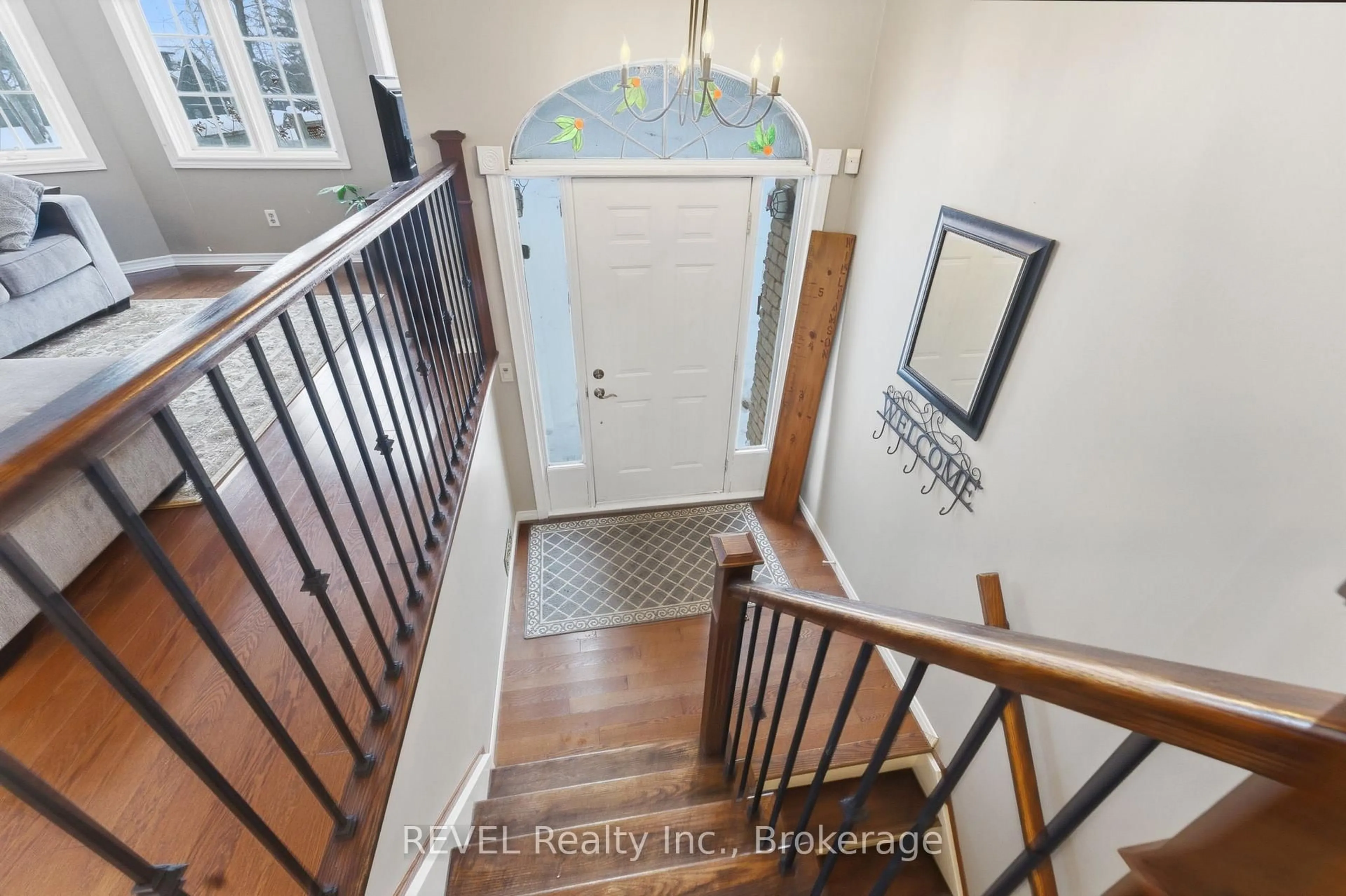 Indoor entryway for 5 Barbara Ave, Oro-Medonte Ontario L0L 2E0