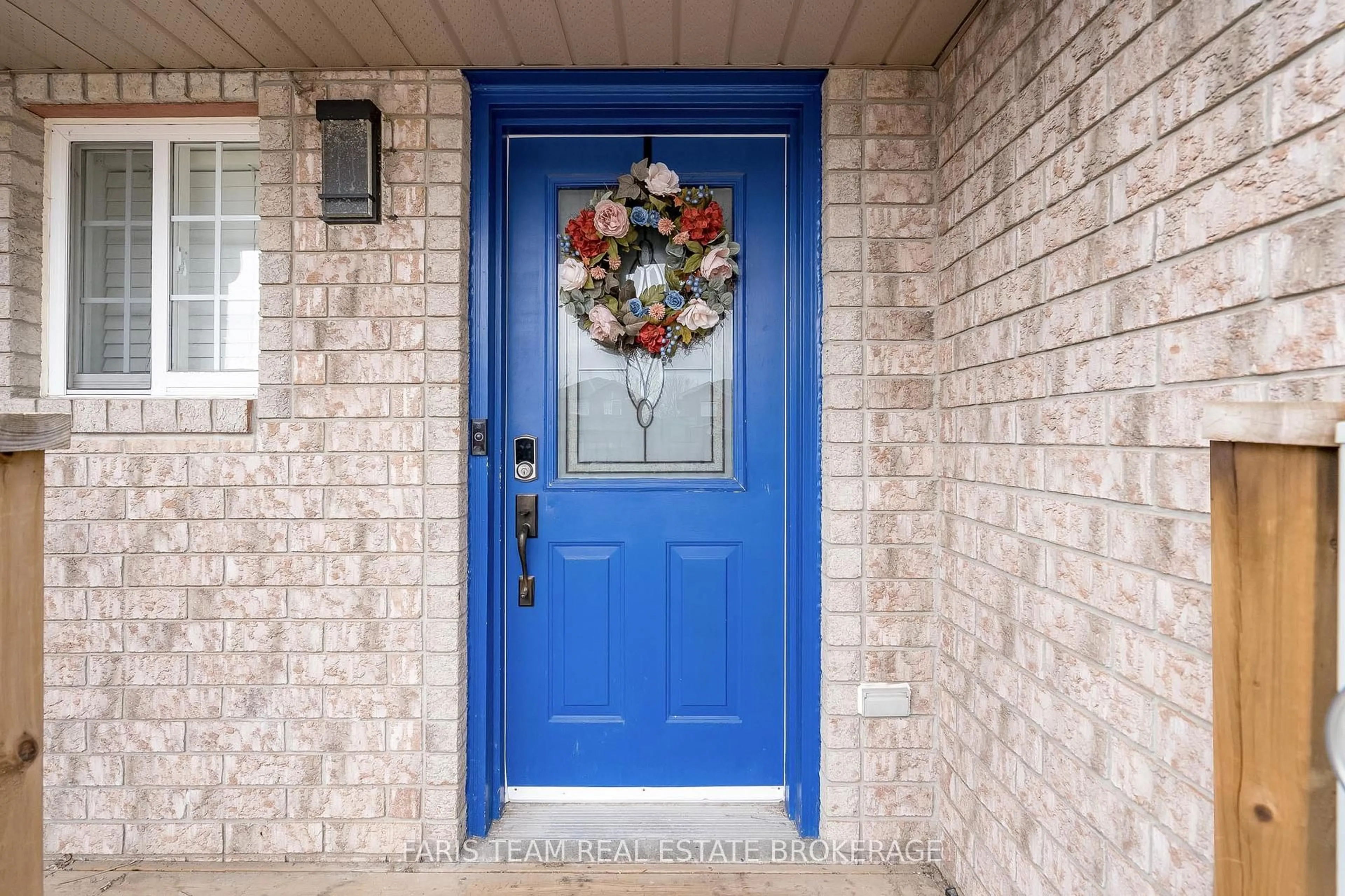 Indoor entryway for 28 Raymond Cres, Barrie Ontario L4N 0V4