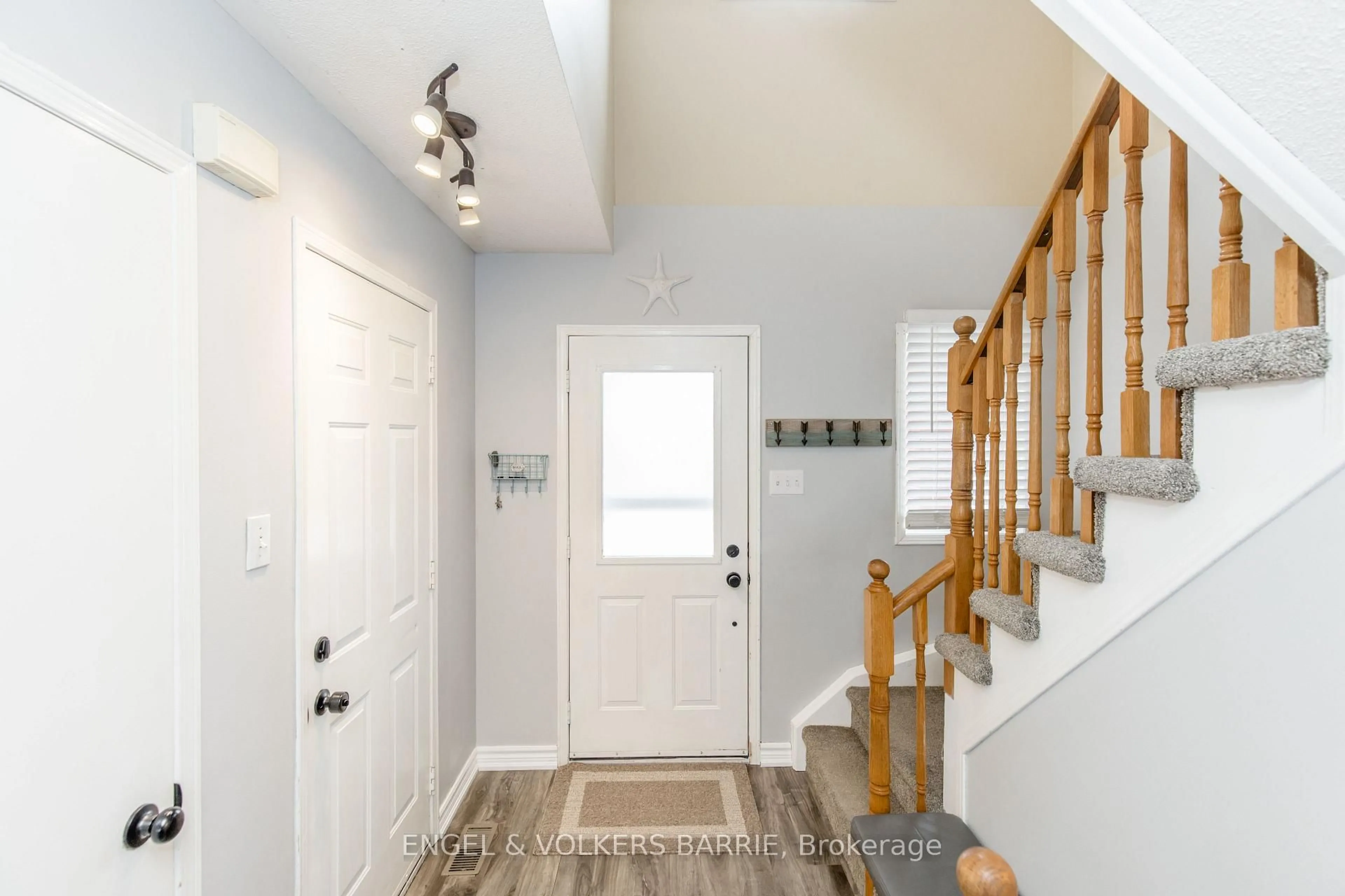 Indoor entryway for 154 PICKETT Cres, Barrie Ontario L4N 8C2