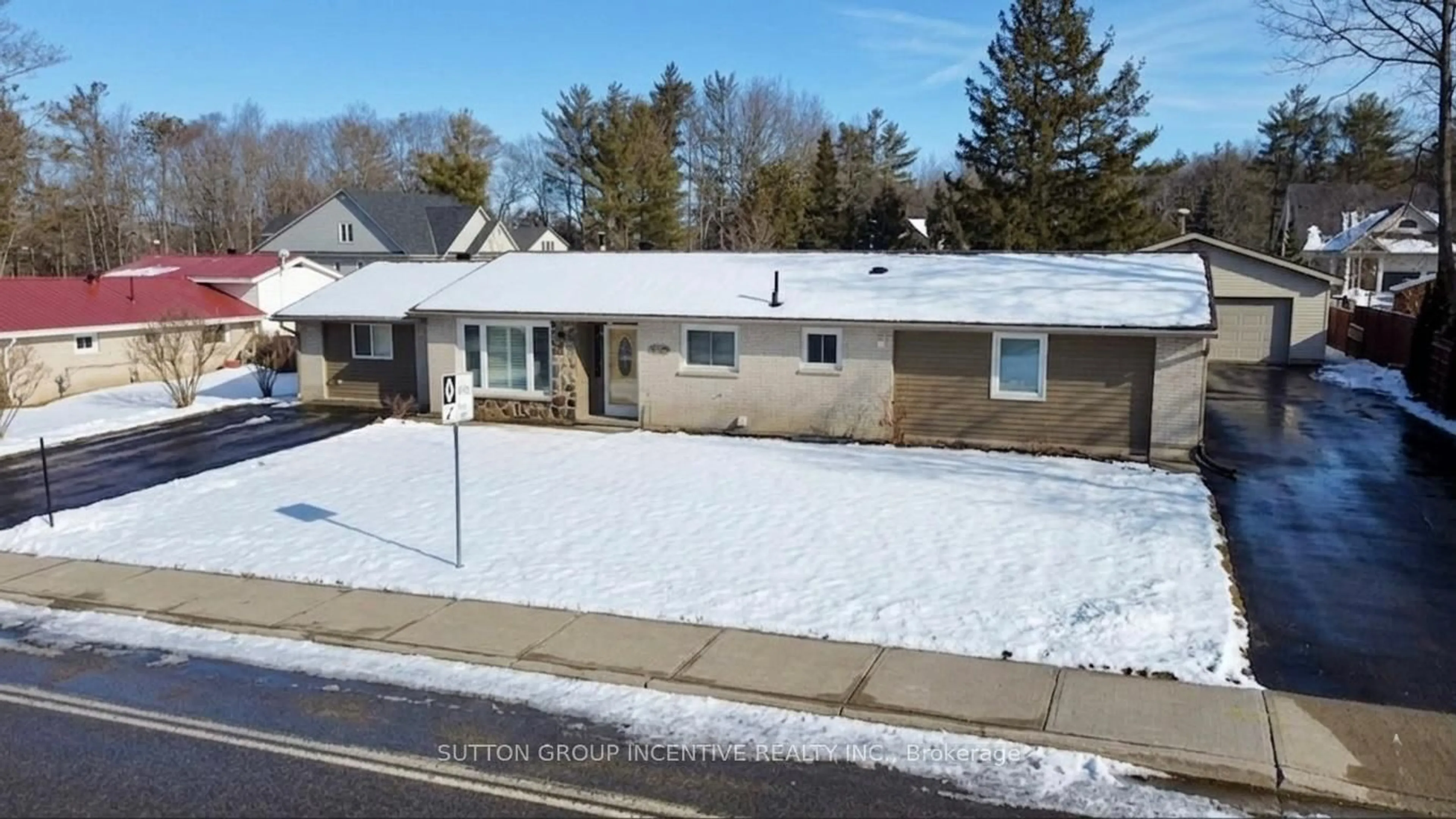 A pic from outside/outdoor area/front of a property/back of a property/a pic from drone, street for 355 Zoo Park Rd, Wasaga Beach Ontario L9Z 1S7