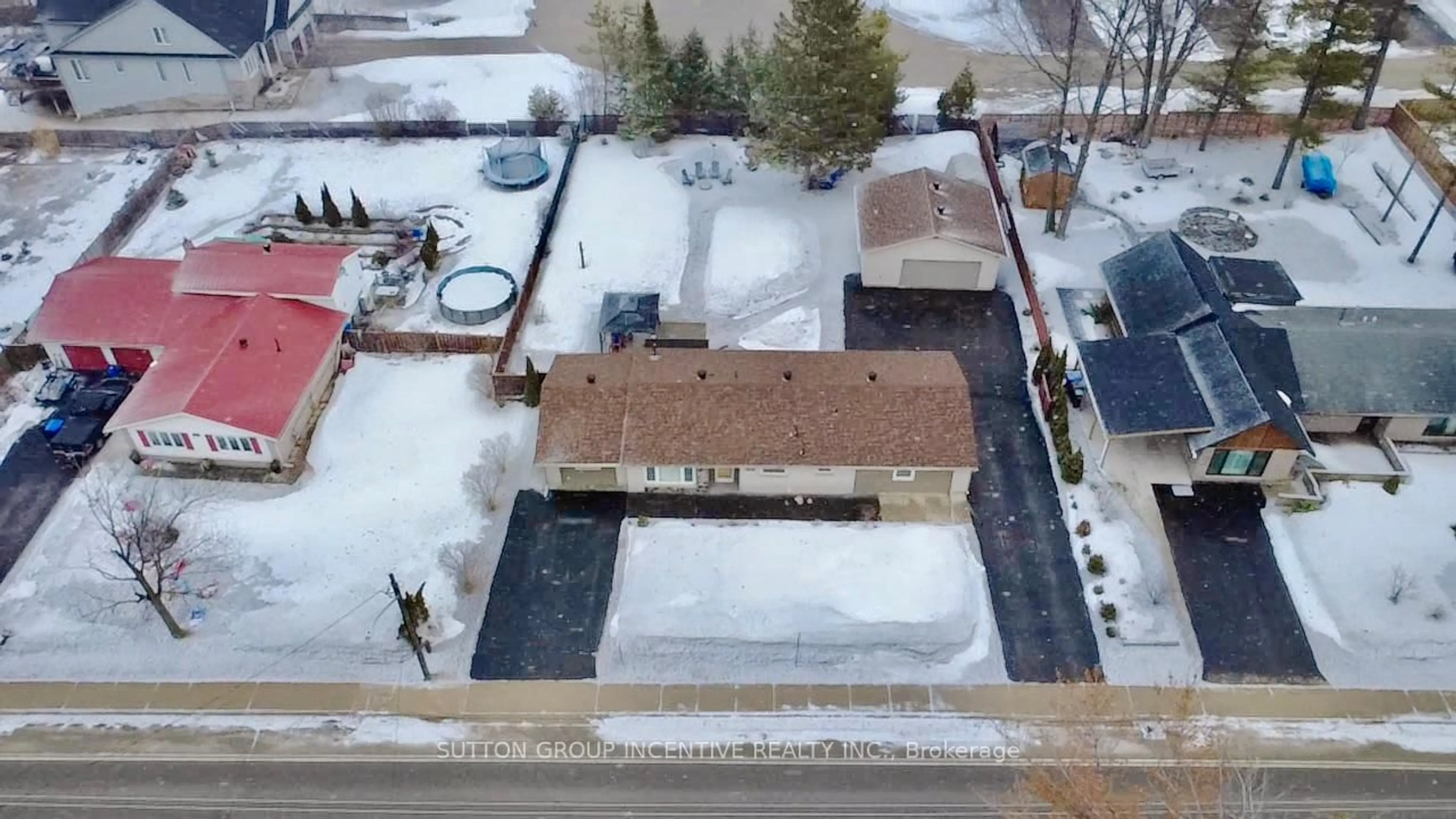 A pic from outside/outdoor area/front of a property/back of a property/a pic from drone, street for 355 Zoo Park Rd, Wasaga Beach Ontario L9Z 1S7