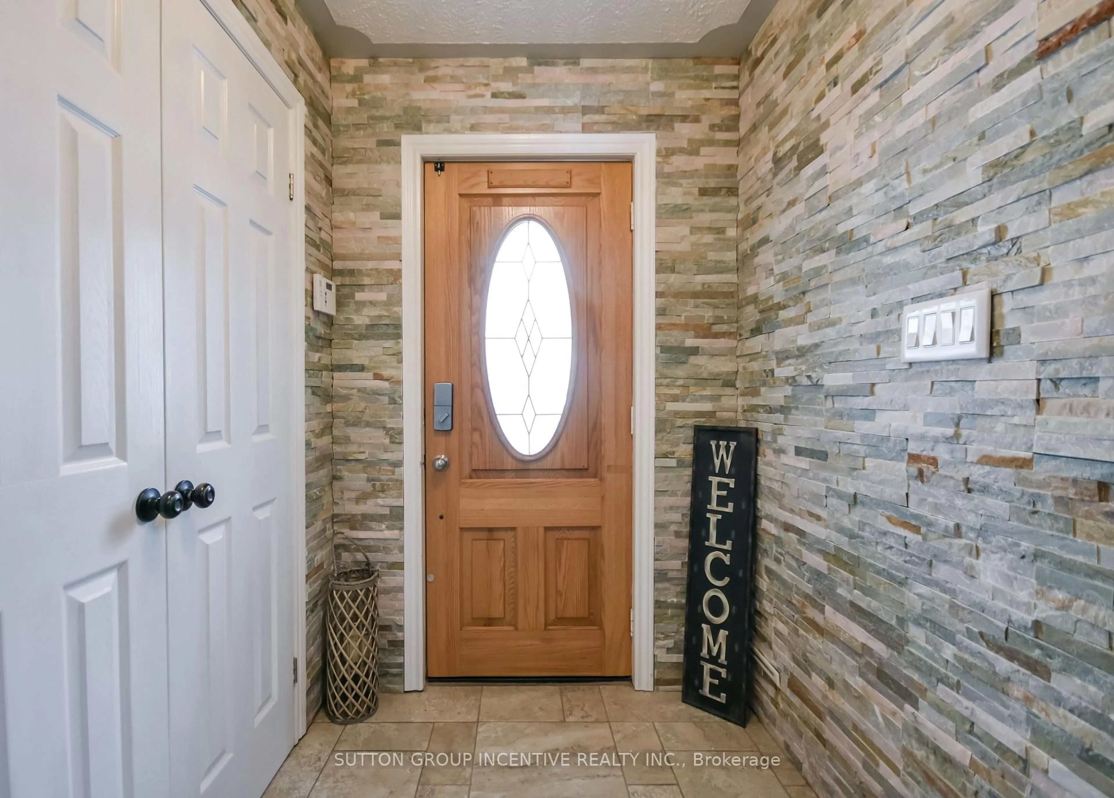 Indoor entryway for 355 Zoo Park Rd, Wasaga Beach Ontario L9Z 1S7