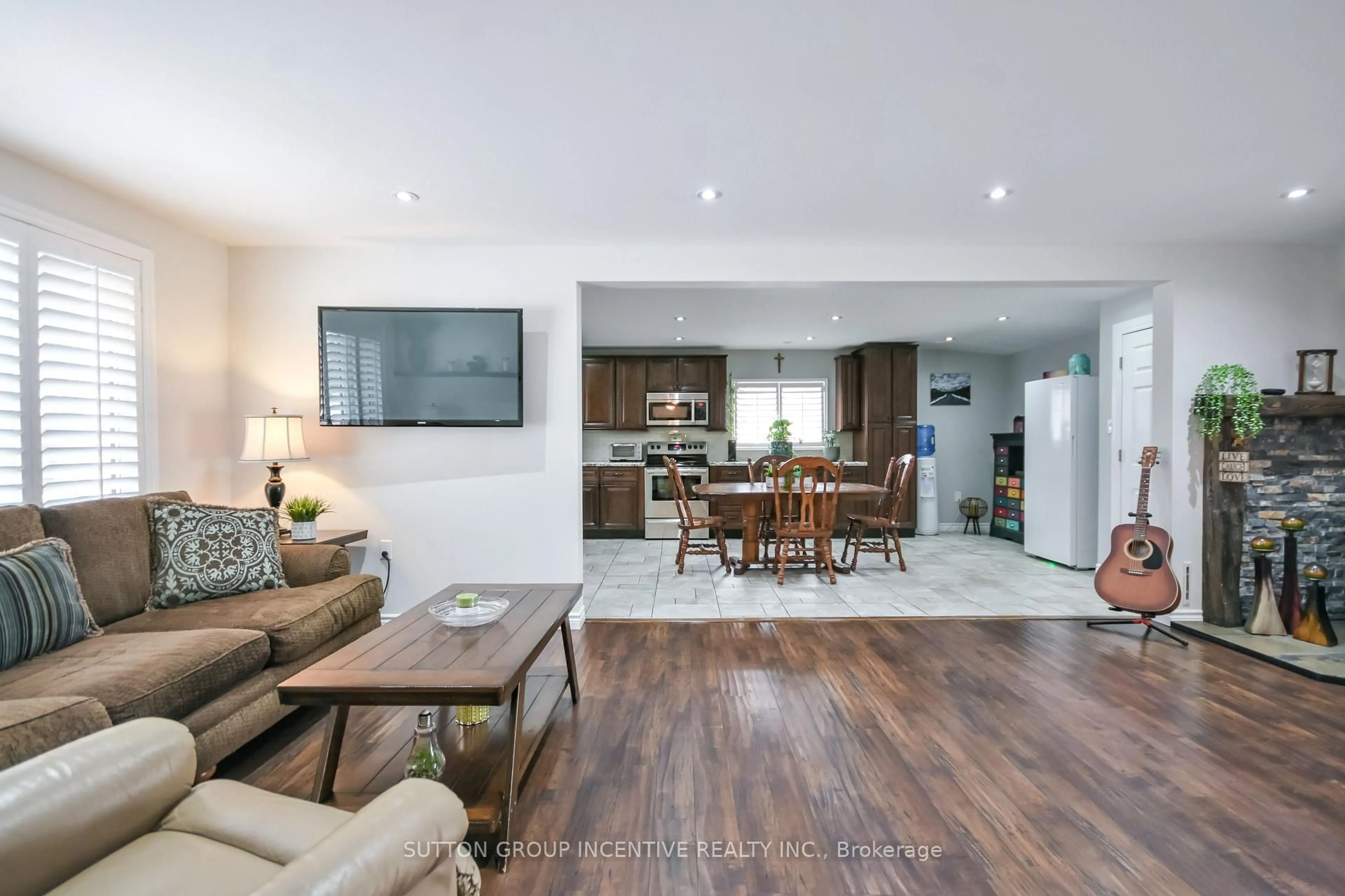 Open concept kitchen, wood/laminate floor for 355 Zoo Park Rd, Wasaga Beach Ontario L9Z 1S7