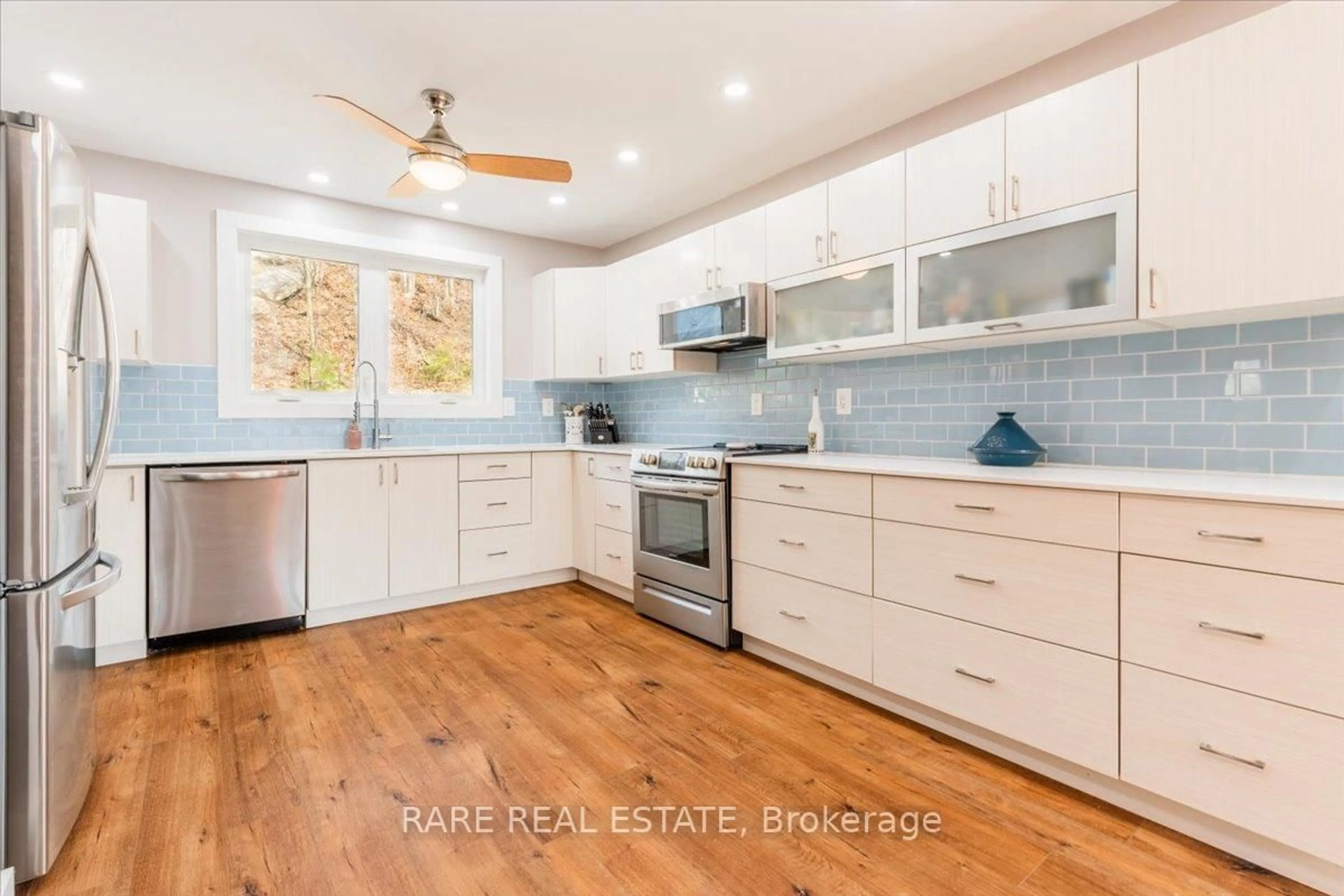 Open concept kitchen, unknown for 32 Oneida Ave, Oro-Medonte Ontario L0K 1E0