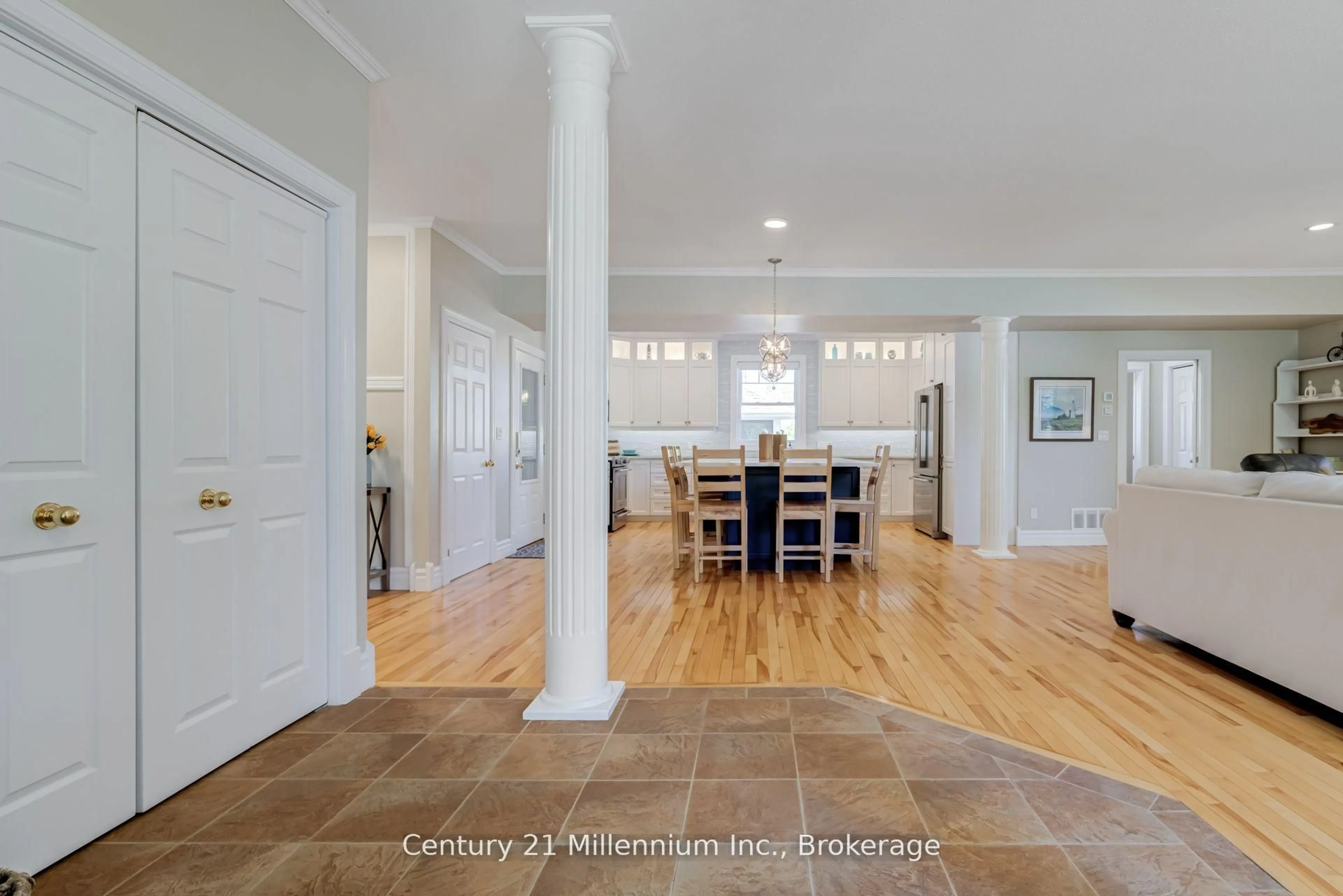 Indoor entryway for 210 Minnesota St, Collingwood Ontario L9Y 3S5