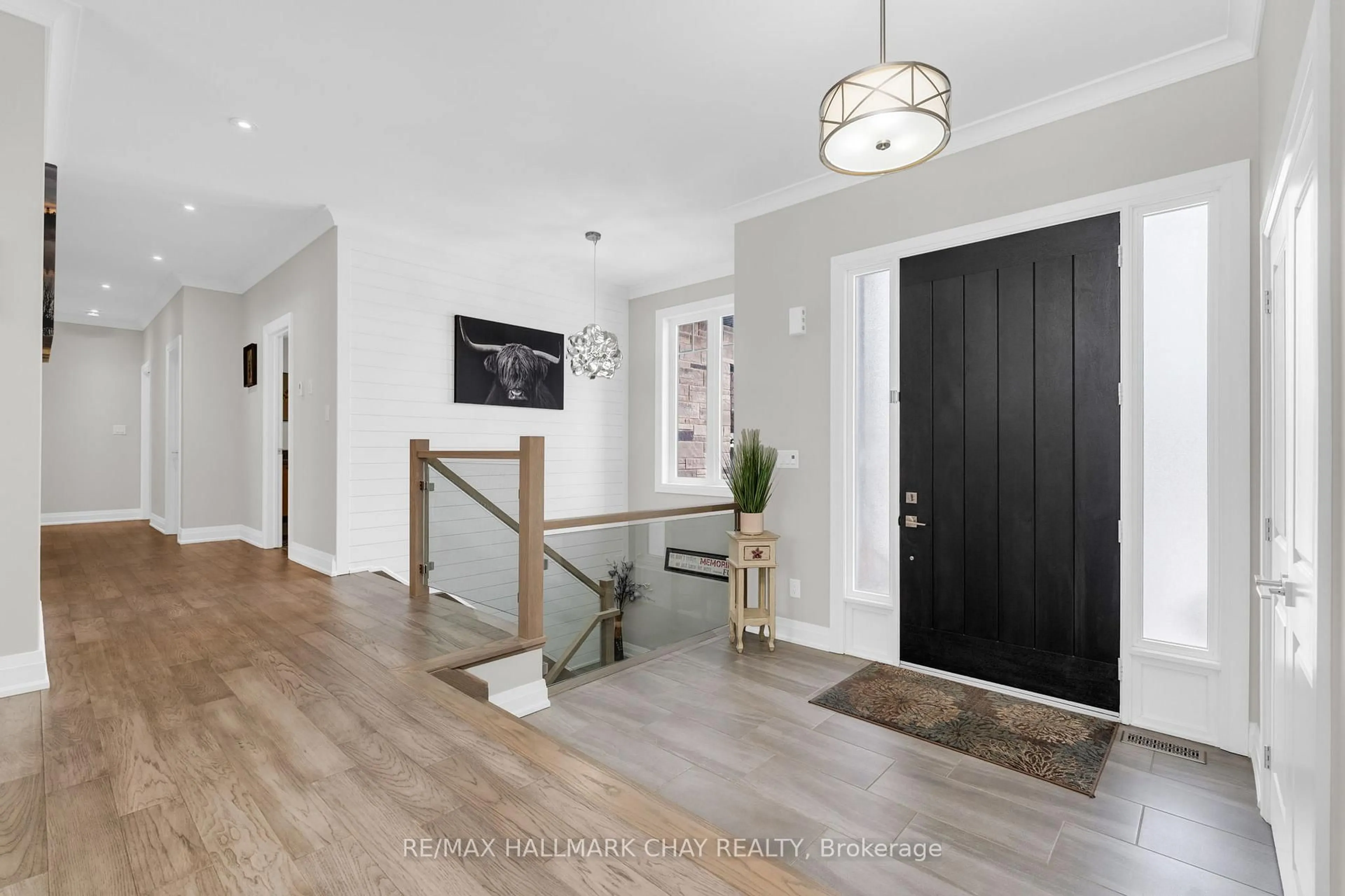 Indoor entryway for 8 BYERS St, Springwater Ontario L9X 2A3