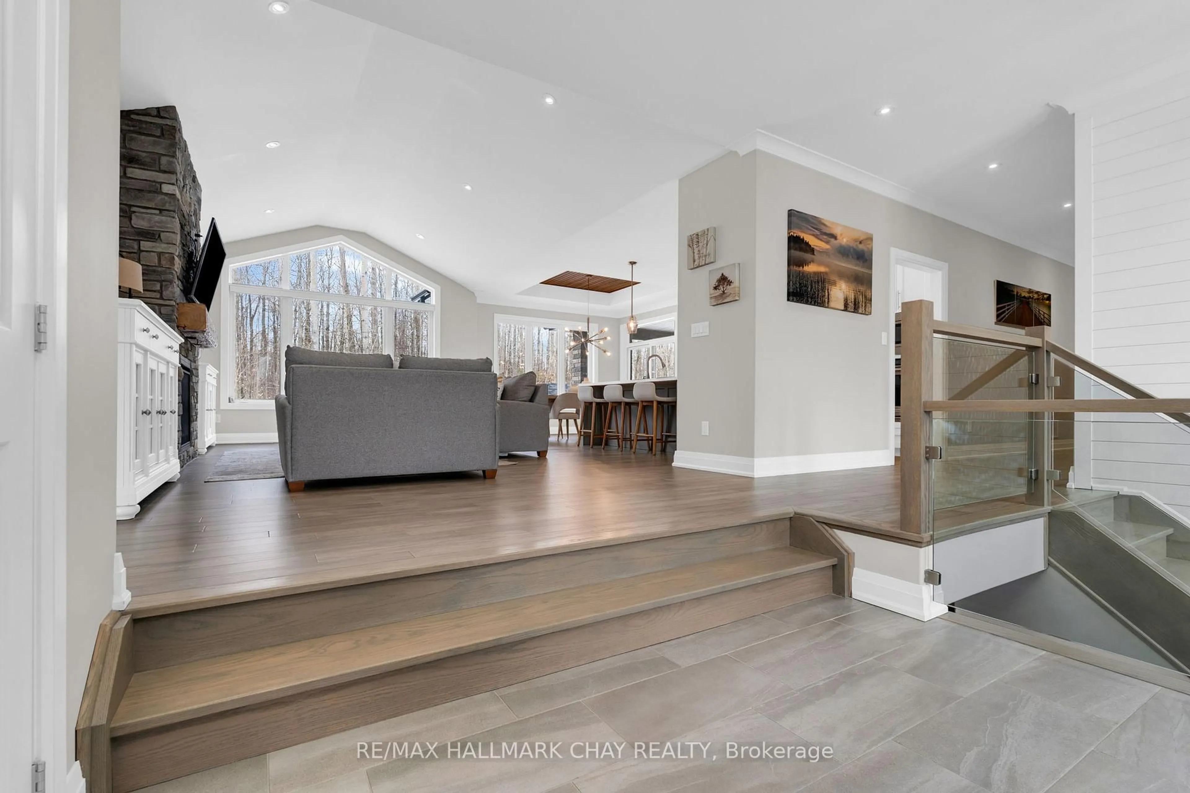 Indoor entryway for 8 BYERS St, Springwater Ontario L9X 2A3