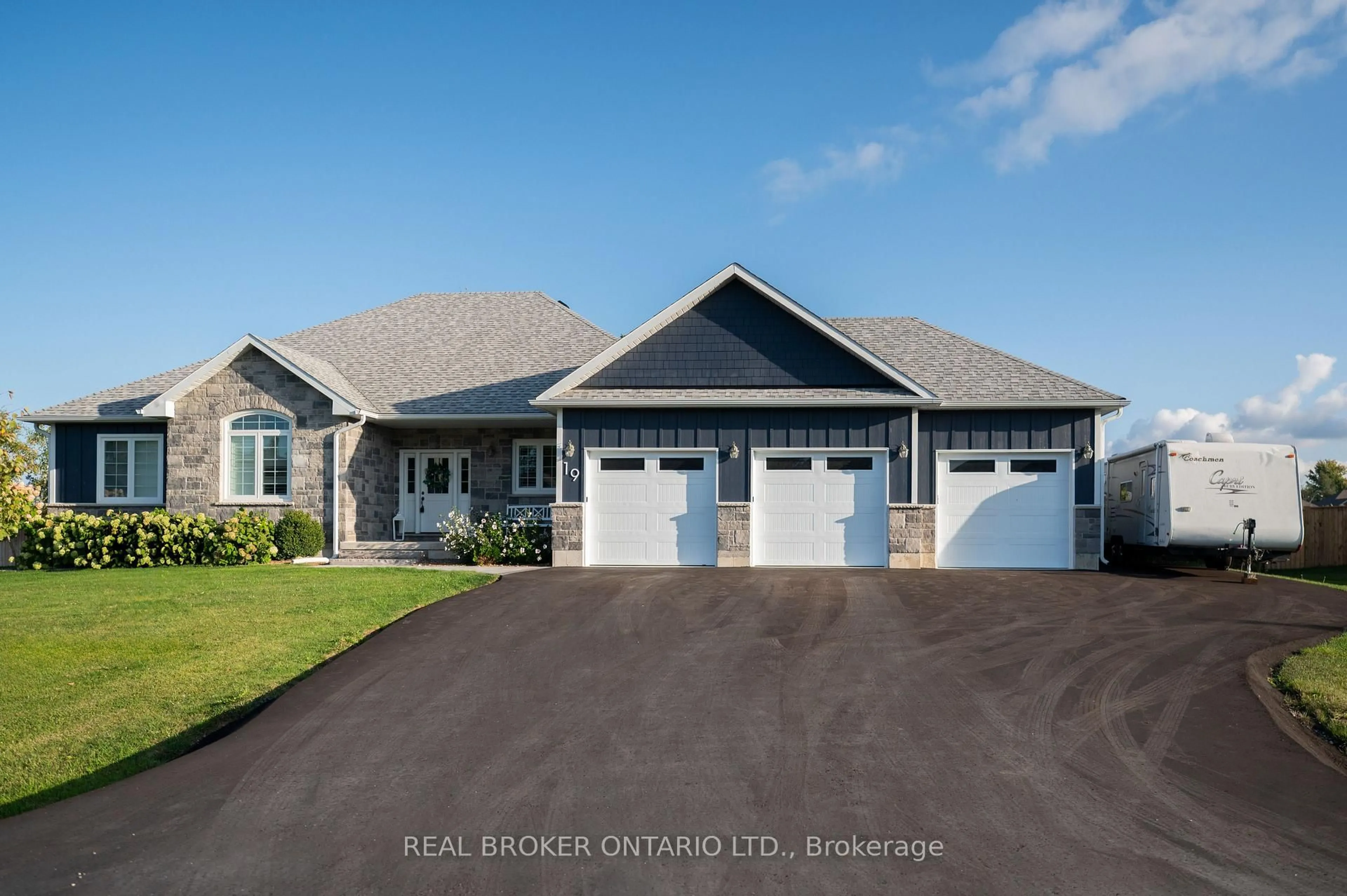 Home with vinyl exterior material, street for 19 Cheslock Cres, Oro-Medonte Ontario L3V 8N8