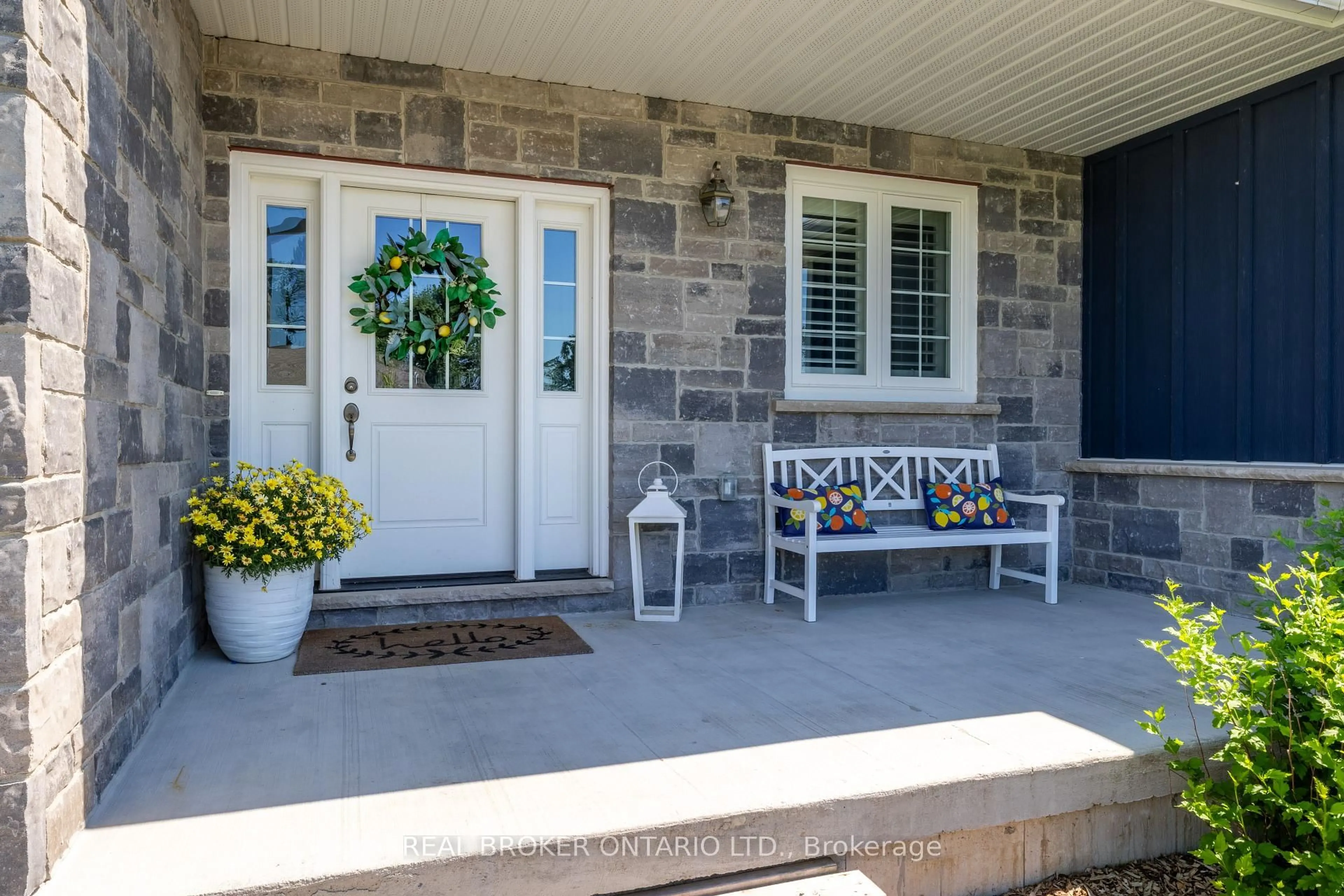 Indoor entryway for 19 Cheslock Cres, Oro-Medonte Ontario L3V 8N8