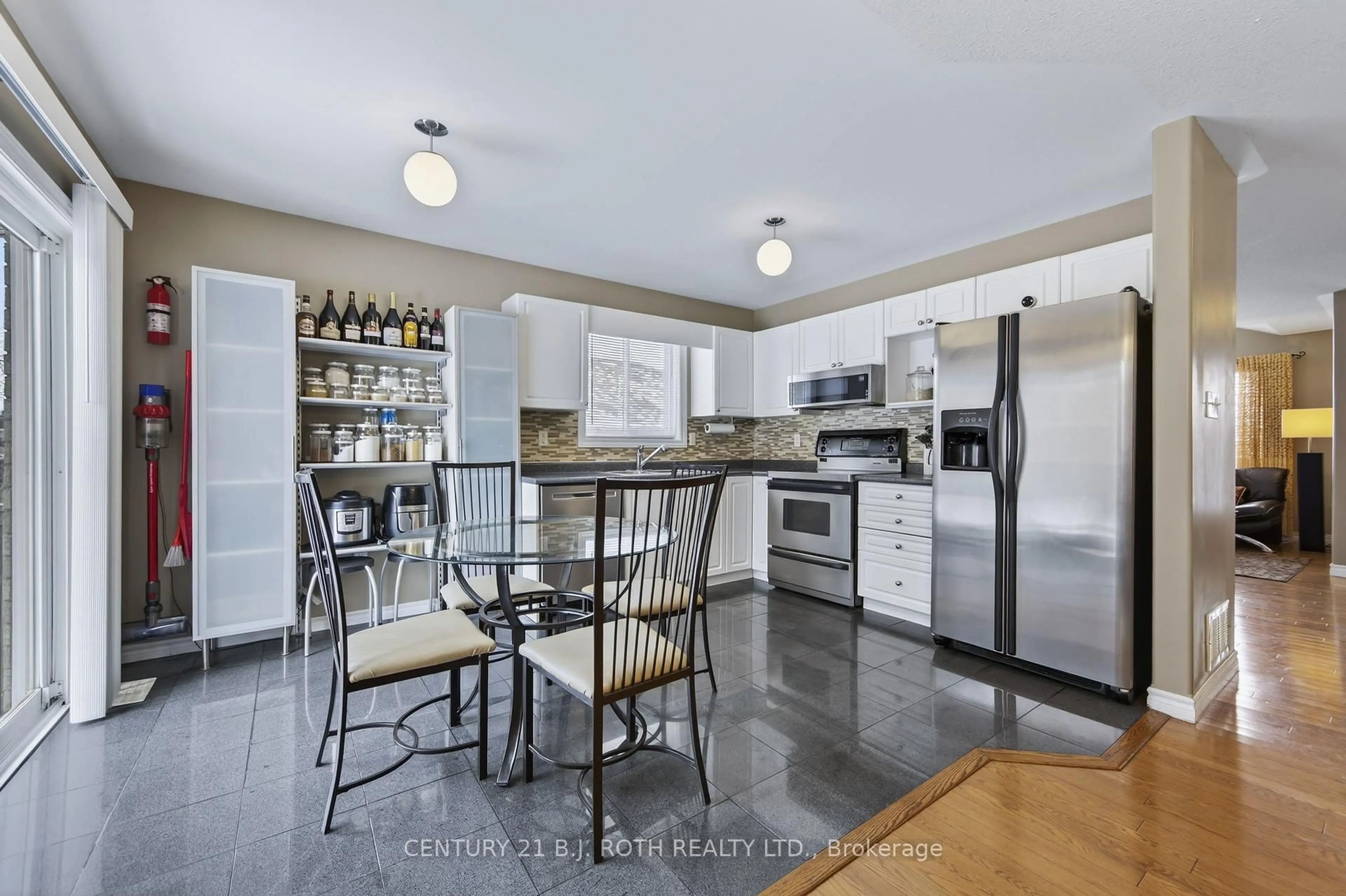 Open concept kitchen, ceramic/tile floor for 115 Lion's Gate Blvd, Barrie Ontario L4M 7E5
