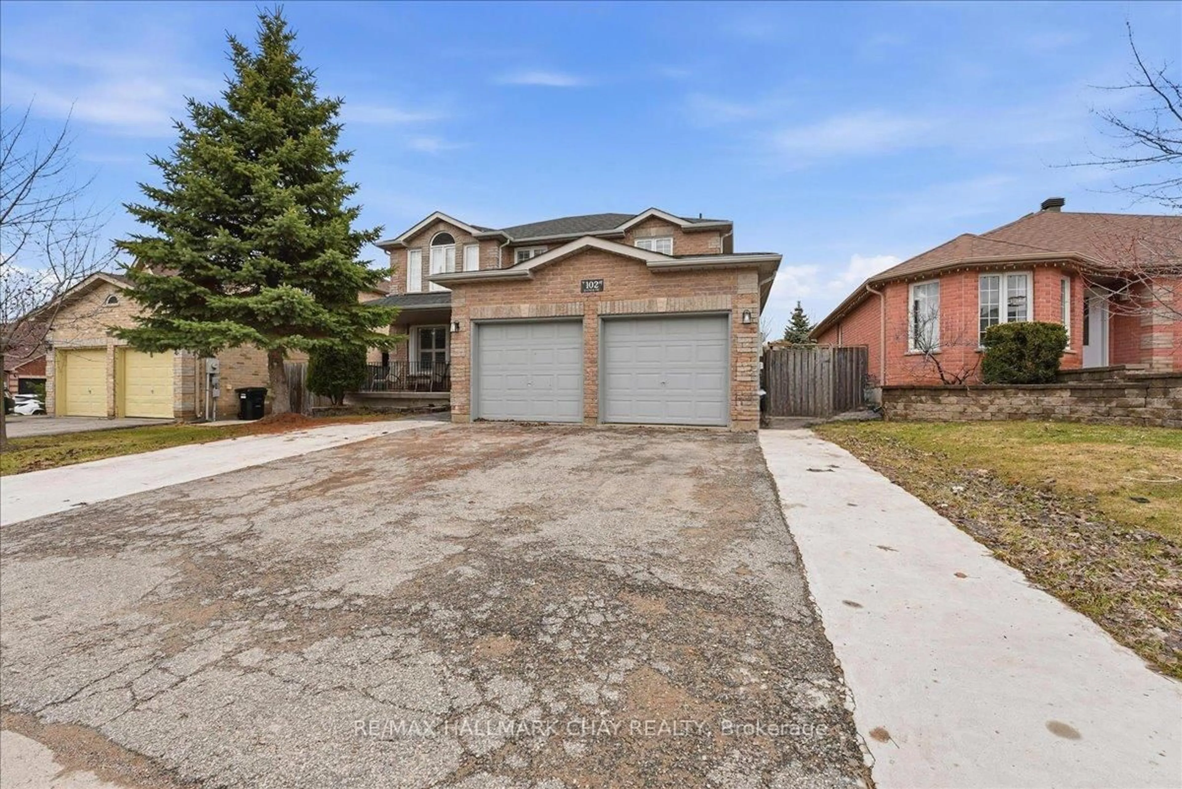 A pic from outside/outdoor area/front of a property/back of a property/a pic from drone, street for 102 Esther Dr, Barrie Ontario L4N 0V8