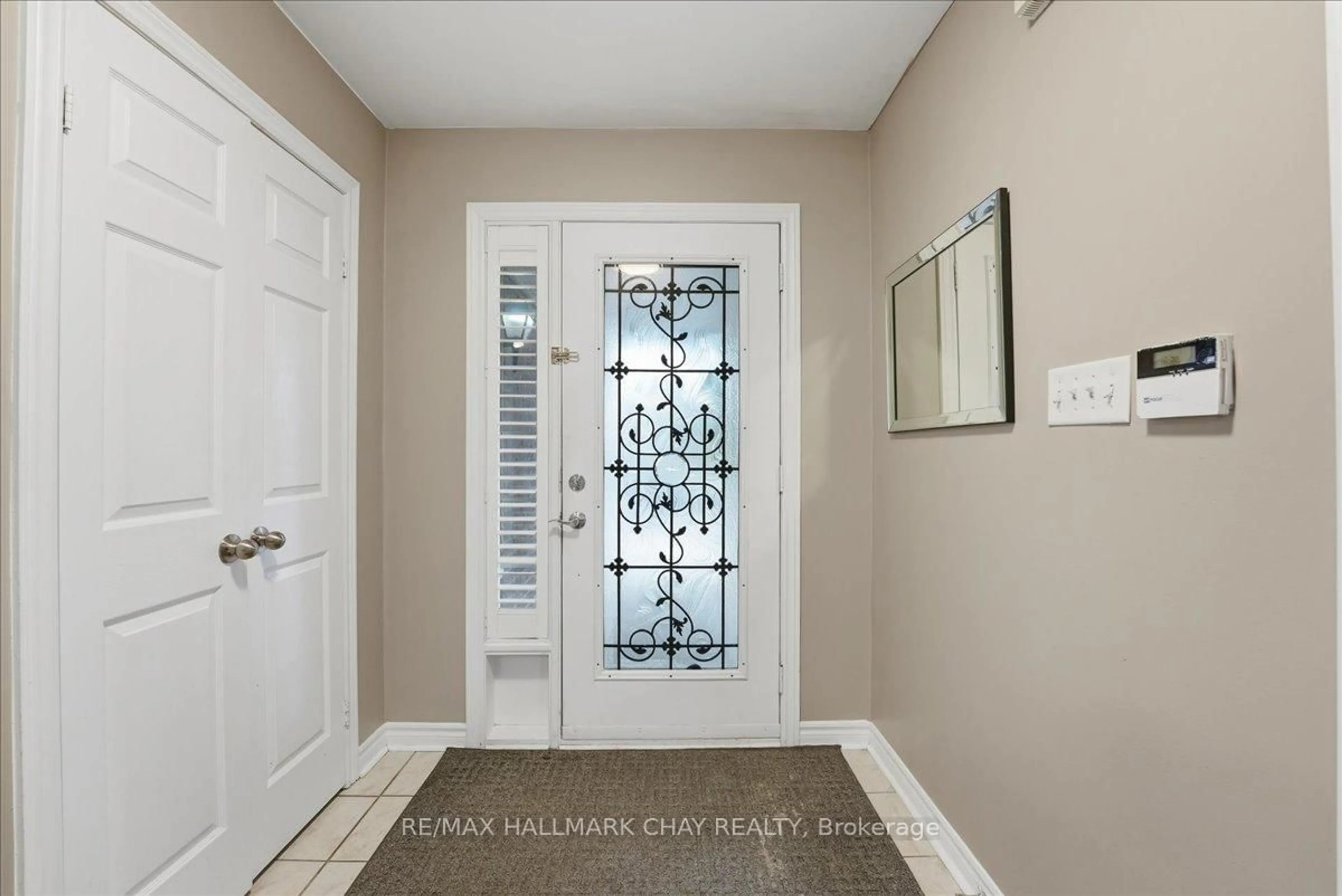 Indoor entryway for 102 Esther Dr, Barrie Ontario L4N 0V8