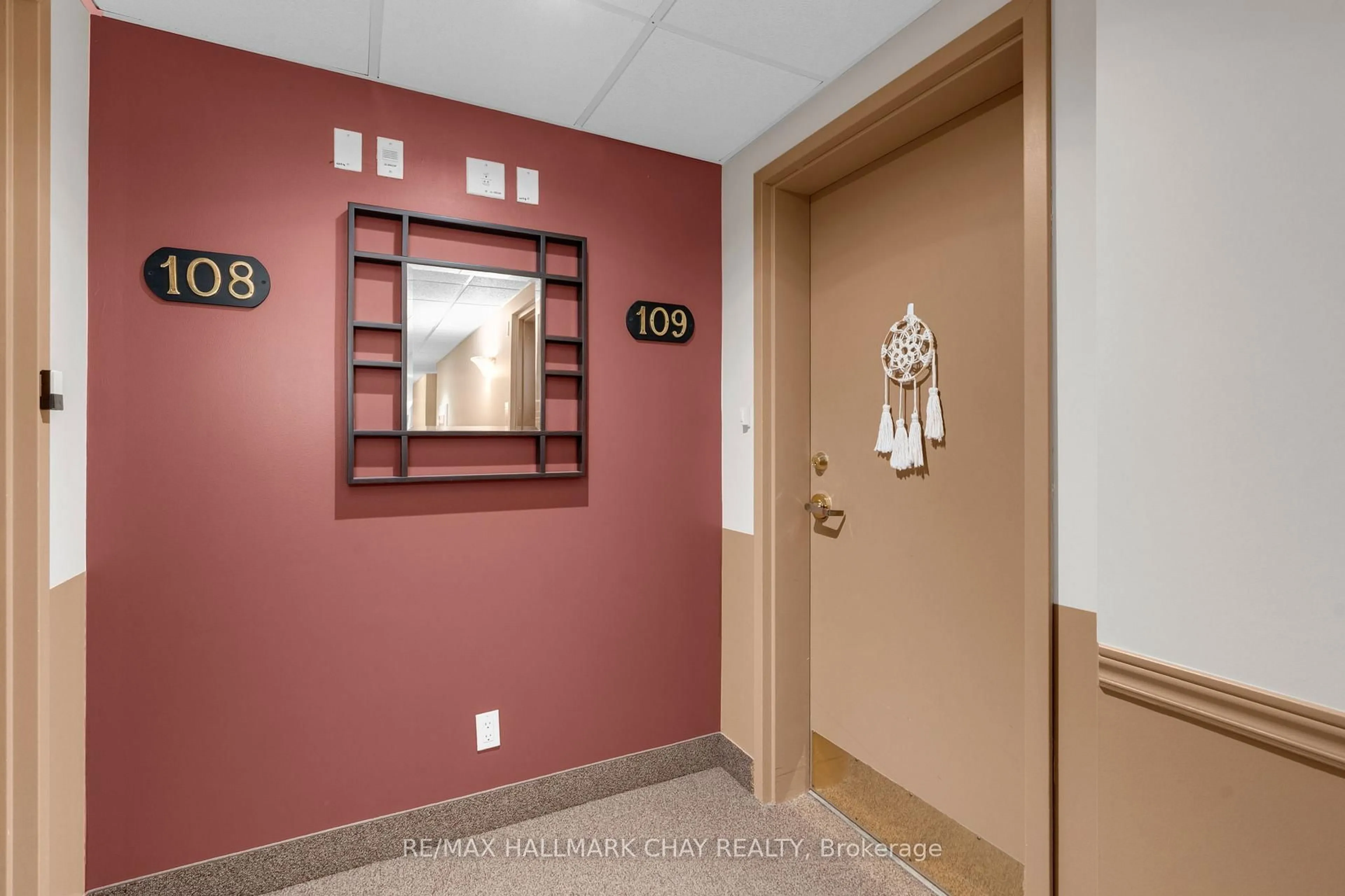 Indoor entryway for 486 Laclie St #109, Orillia Ontario L3V 4P9