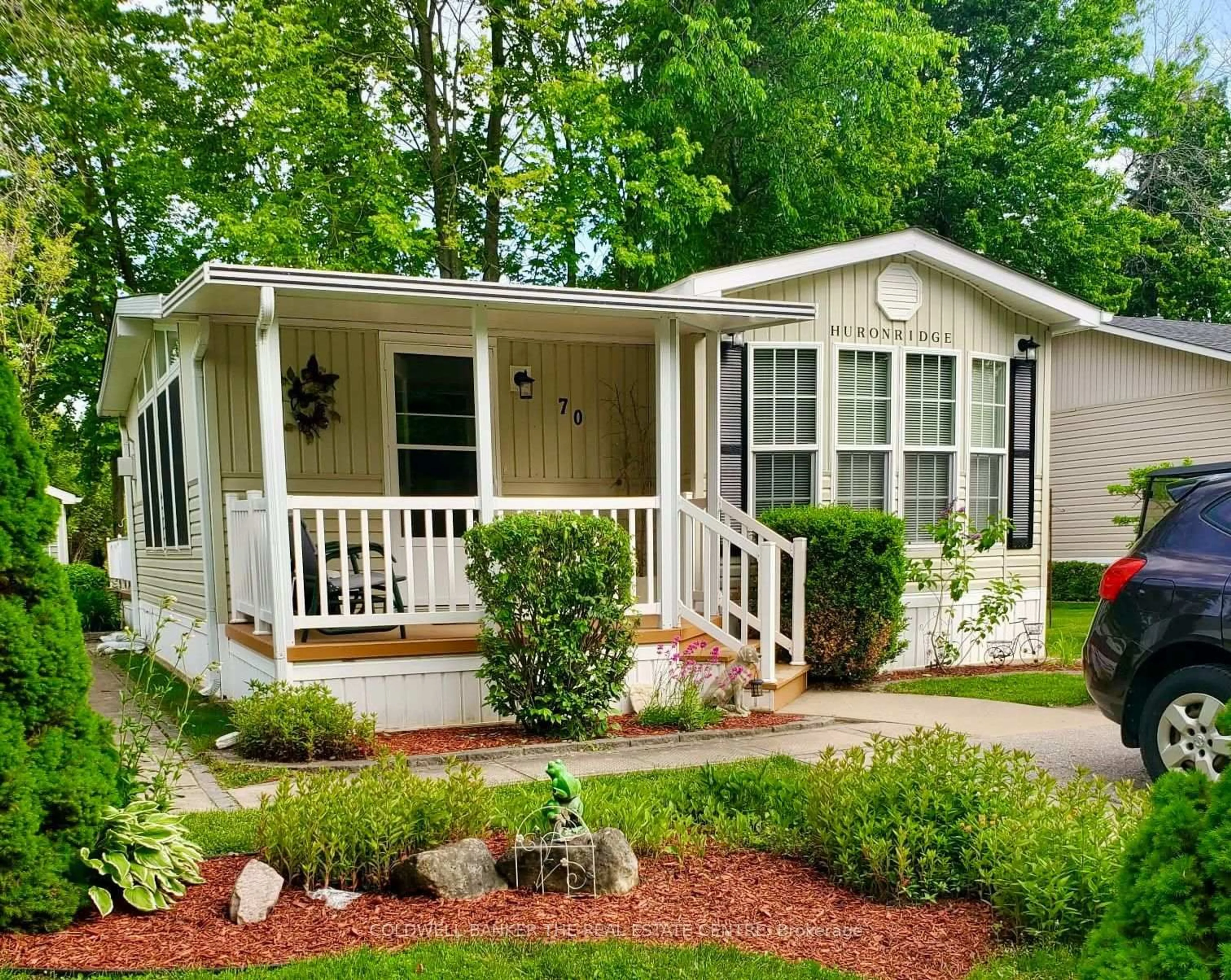 Home with vinyl exterior material, street for 70 Topaz St, Wasaga Beach Ontario L9Z 1X7