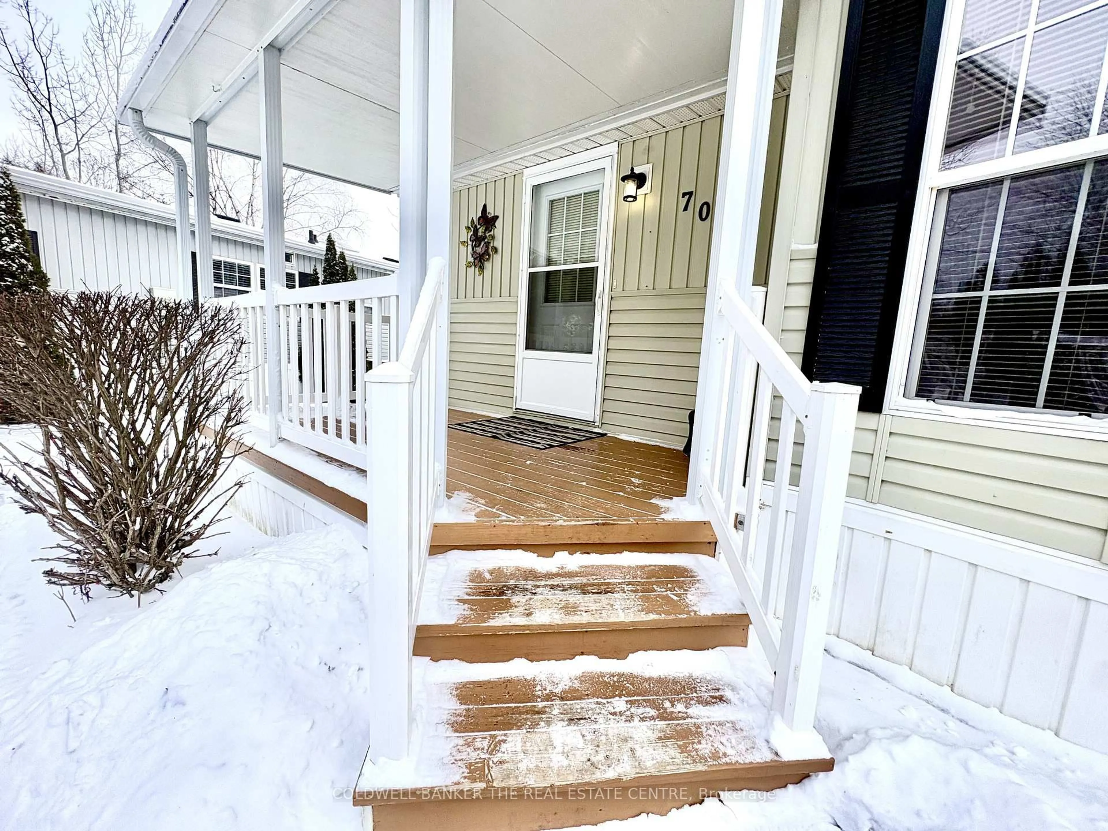 Indoor entryway for 70 Topaz St, Wasaga Beach Ontario L9Z 1X7